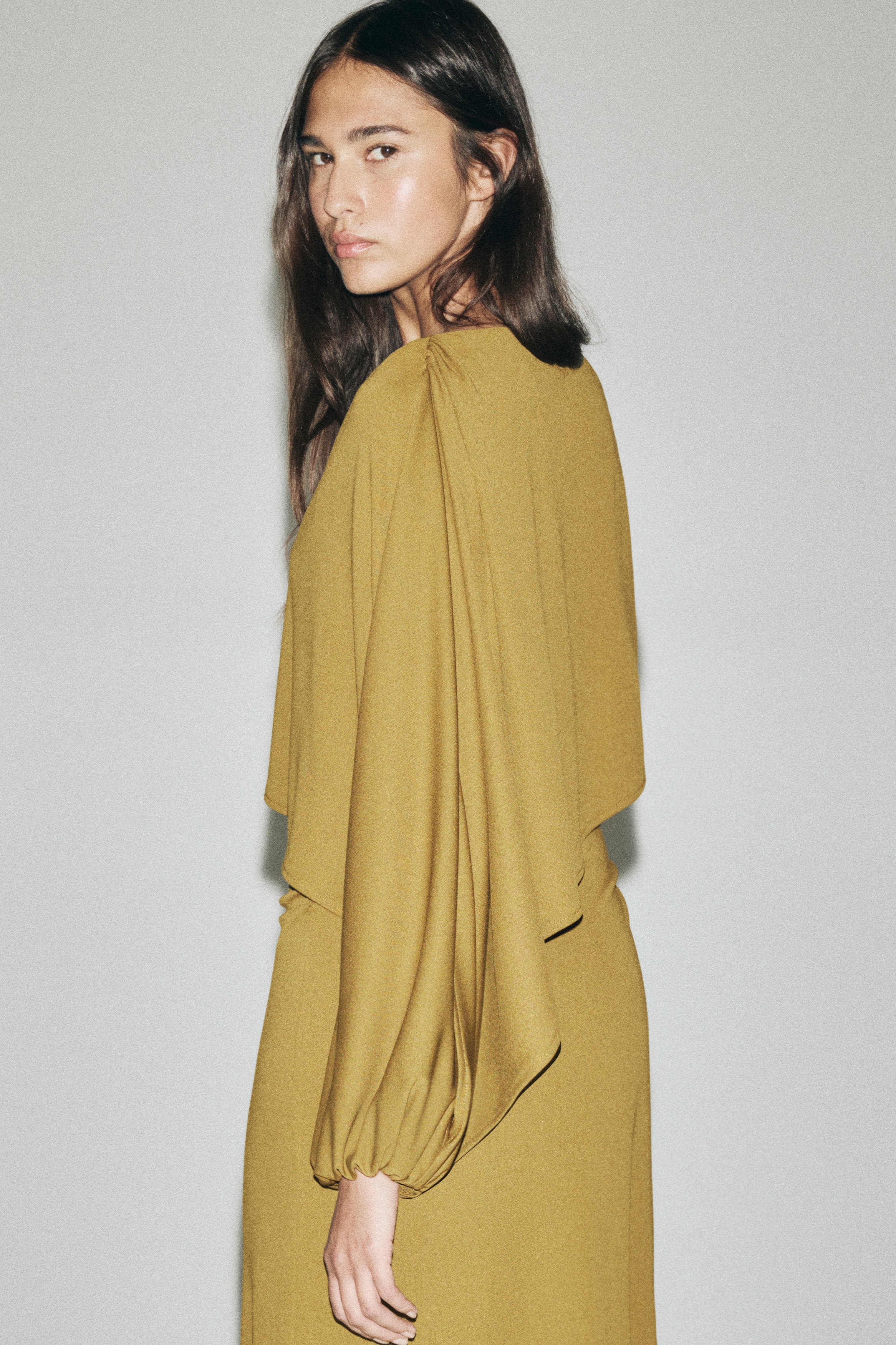 Drapirana haljina s plaštom - Zlatnomaslinasta