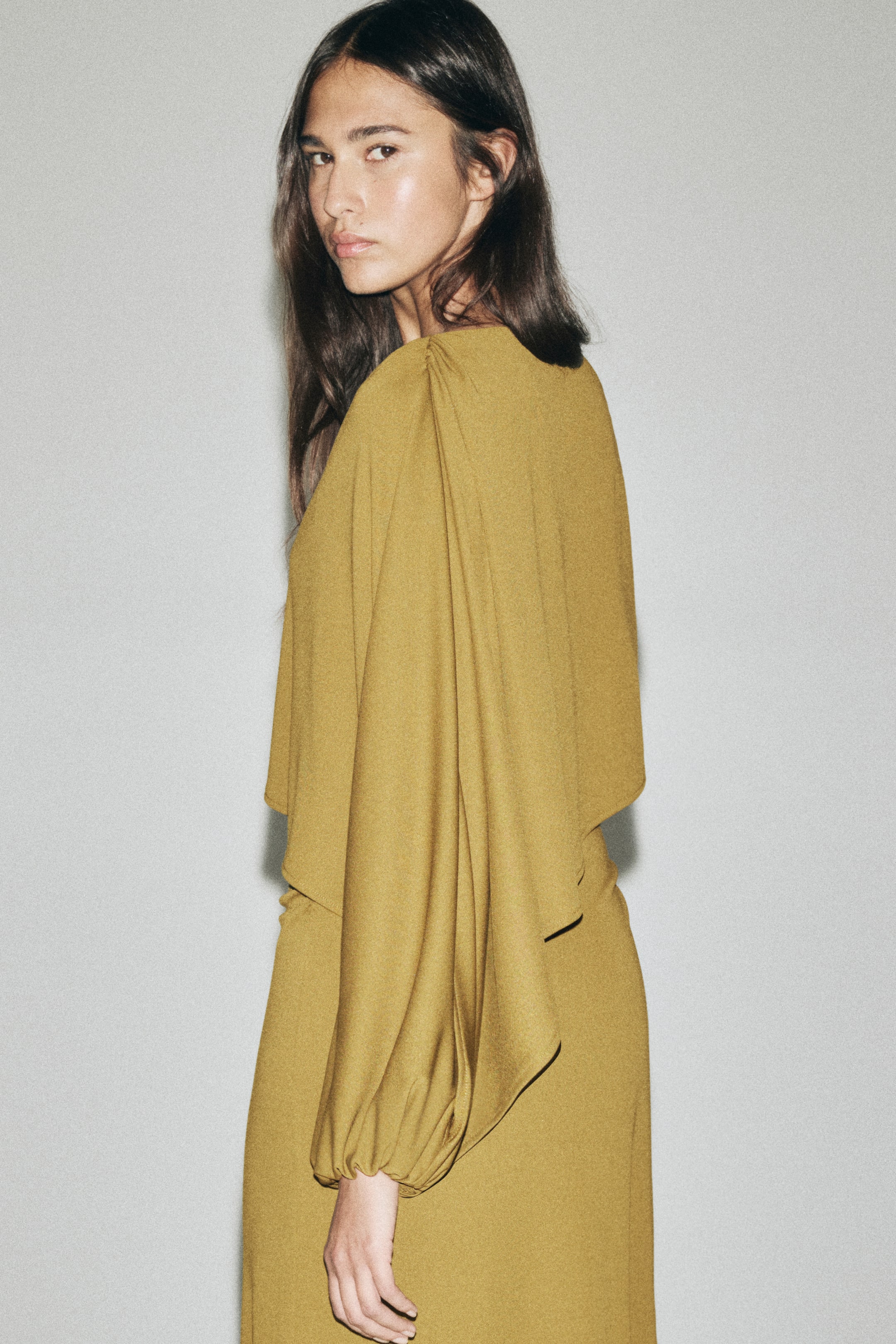 Zobacz większy obraz: Drapowana sukienka z pelerynką - Oliwkowy - ONA | H&M PL 1