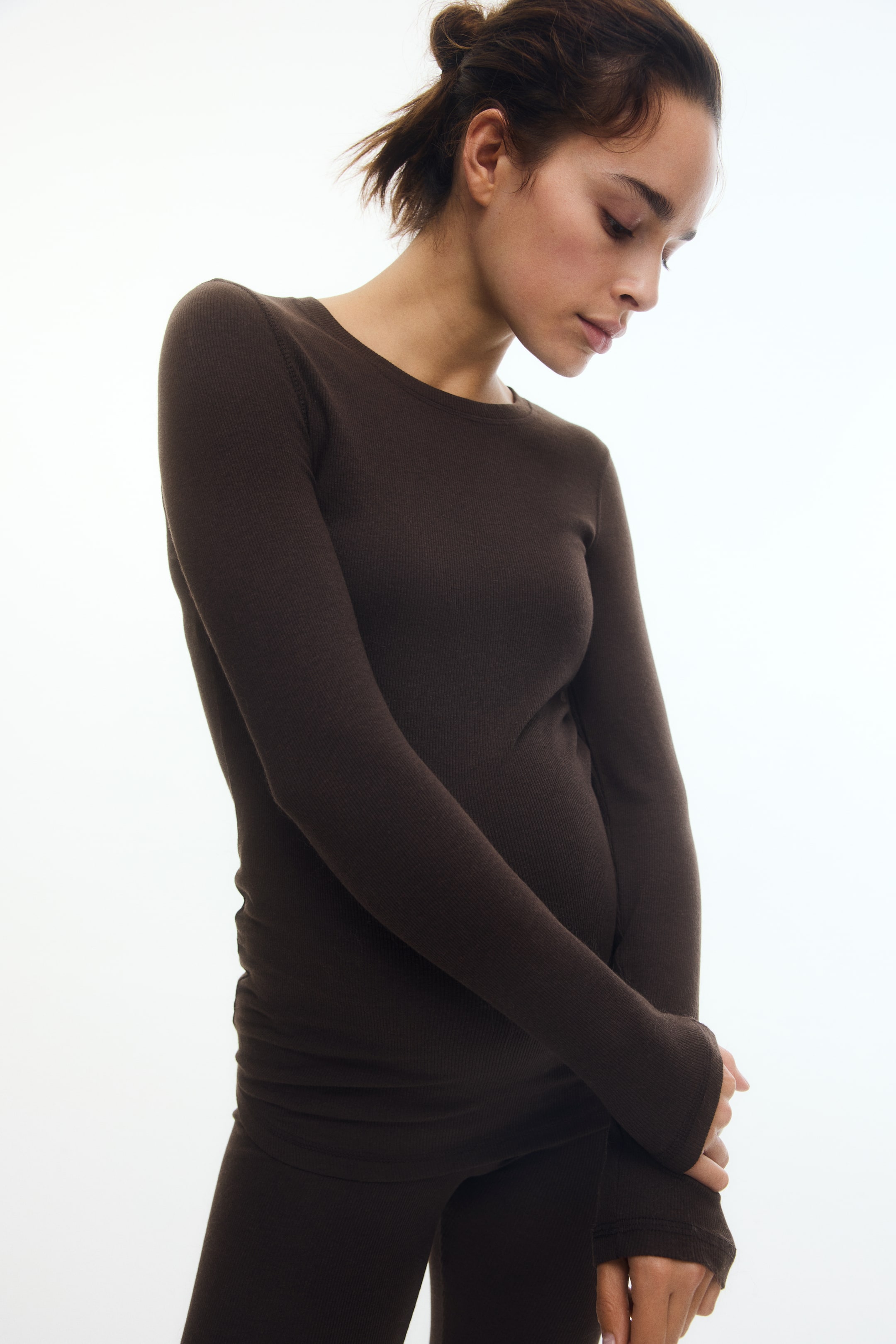 Visa större bild: MAMA 2-delat ribbat set - Mörkbrun - DAM | H&M SE 3