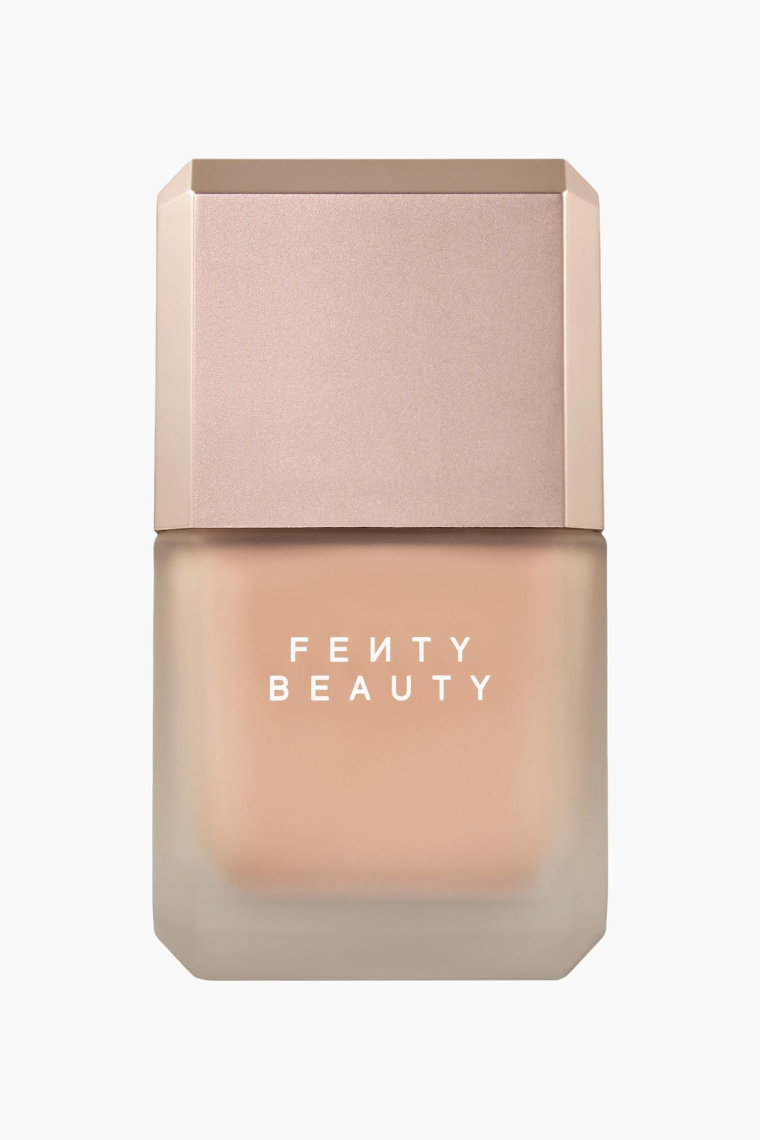 Pro Filt'r Fluid Flex Matte Longwear Foundation stÃ¥r oprejst i en frontvendt visning og har en matteret glasflaske med affasede hjÃ¸rner, som viser en lys-medium beige flydende foundation. Flasken har hvid "FENTY BEAUTY"-tekst pÃ¥ forsiden og er udstyret med en matchende affaset metallisk rosaguld-hÃ¦tte. - 1