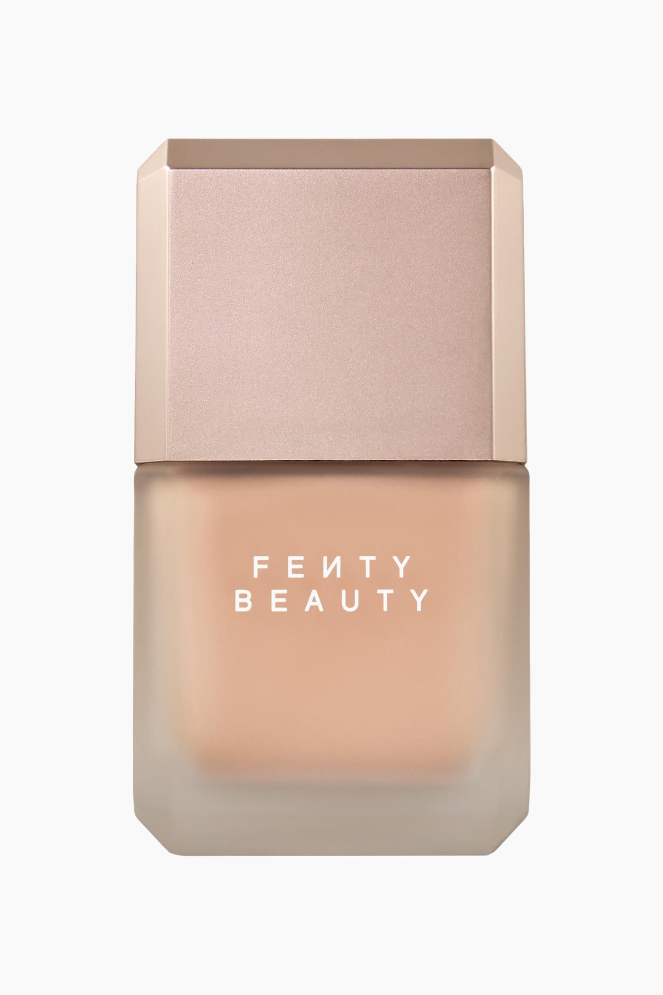 Visa större bild: Pro Filt'r Fluid Flex Matte Longwear Foundation står upprätt i en frontvänd vy och har en frostad glasflaska med fasade hörn som visar en ljus till medel beige vätska. Flaskan visar vit ”FENTY BEAUTY”-text på framsidan och har ett matchande fasat metalliskt lock i roséguld.