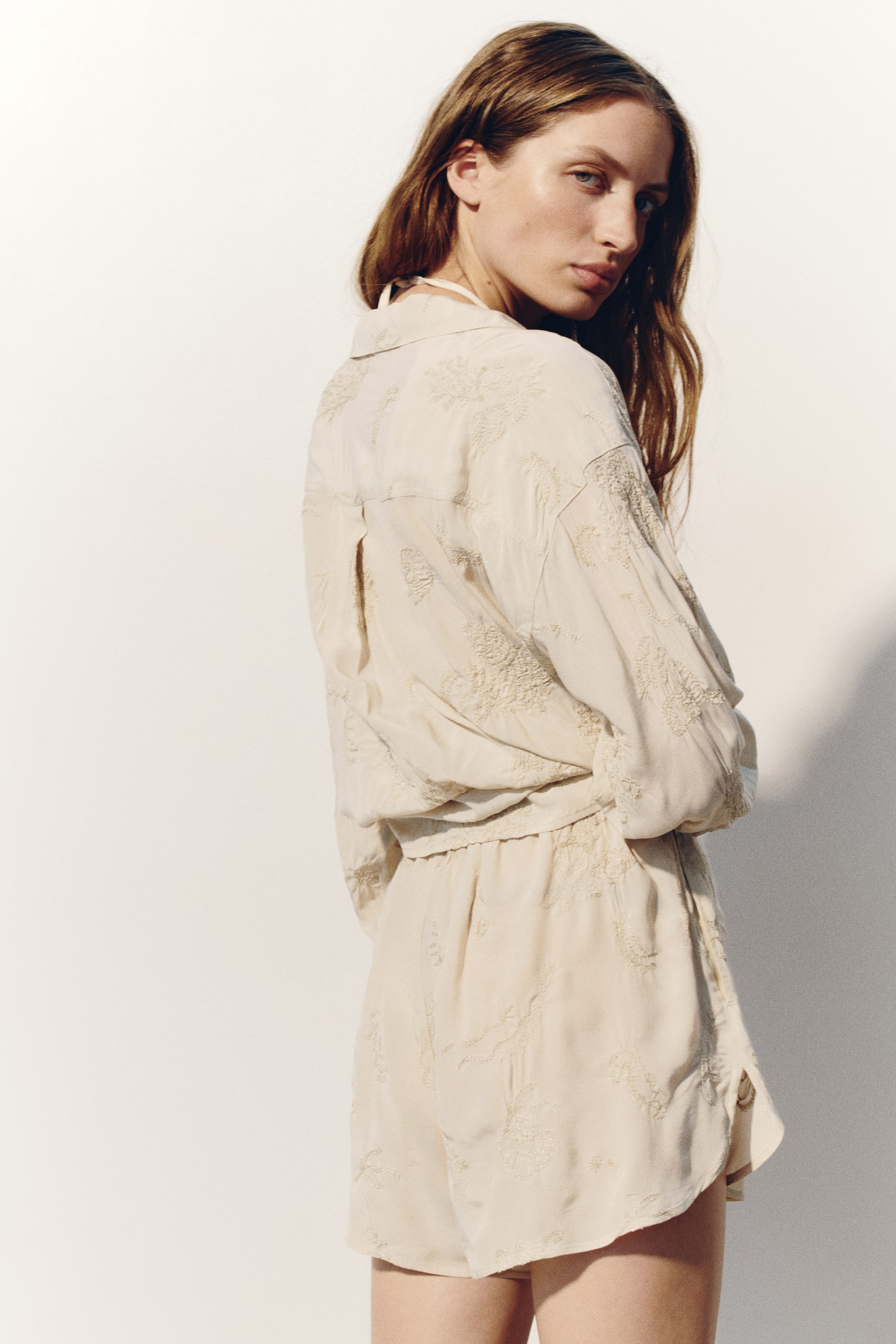 Женские рубашки H&M Embroidered Viscose Resort Shirt — фото 4
