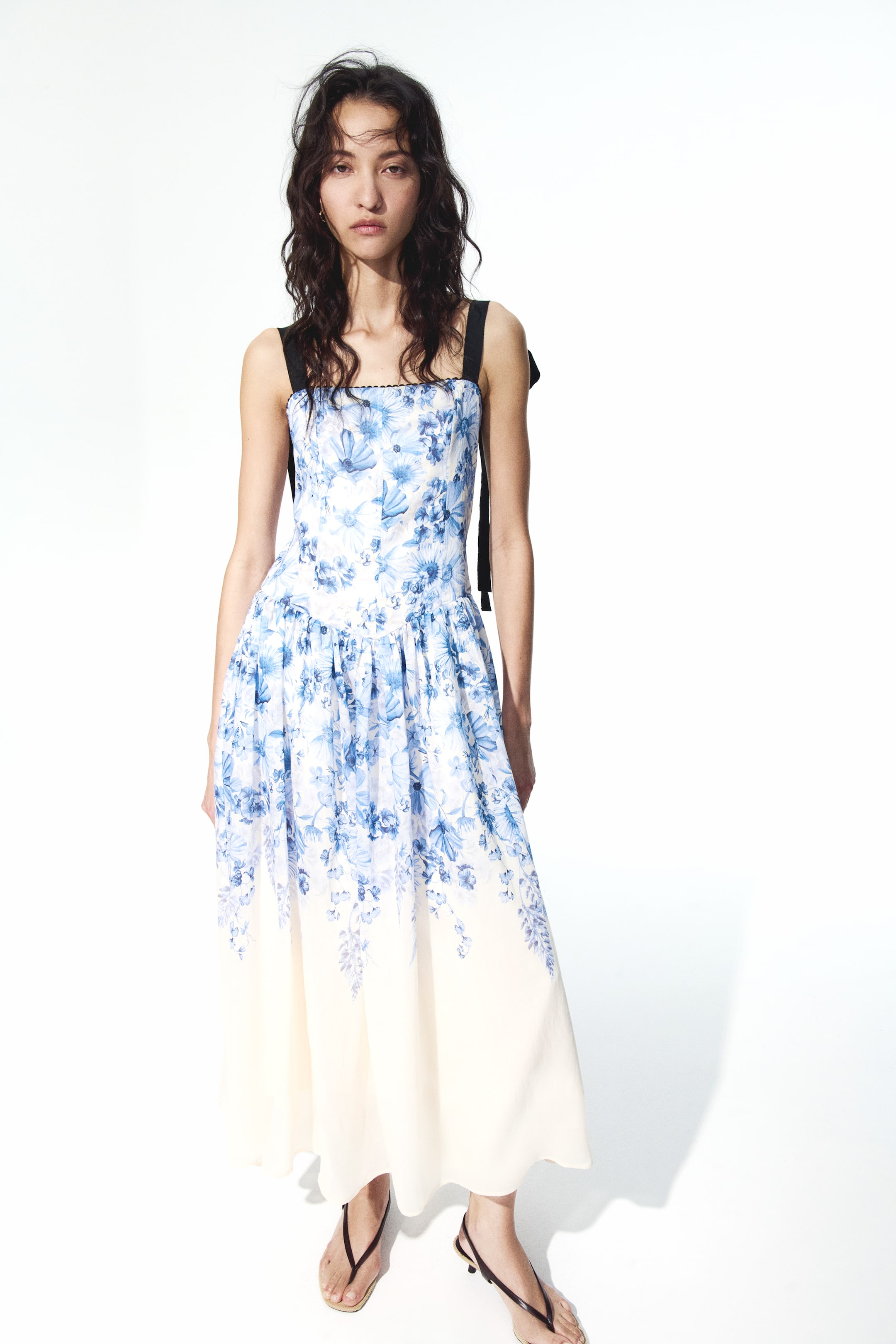 Robe avec bretelles à nouer et jupe évasée