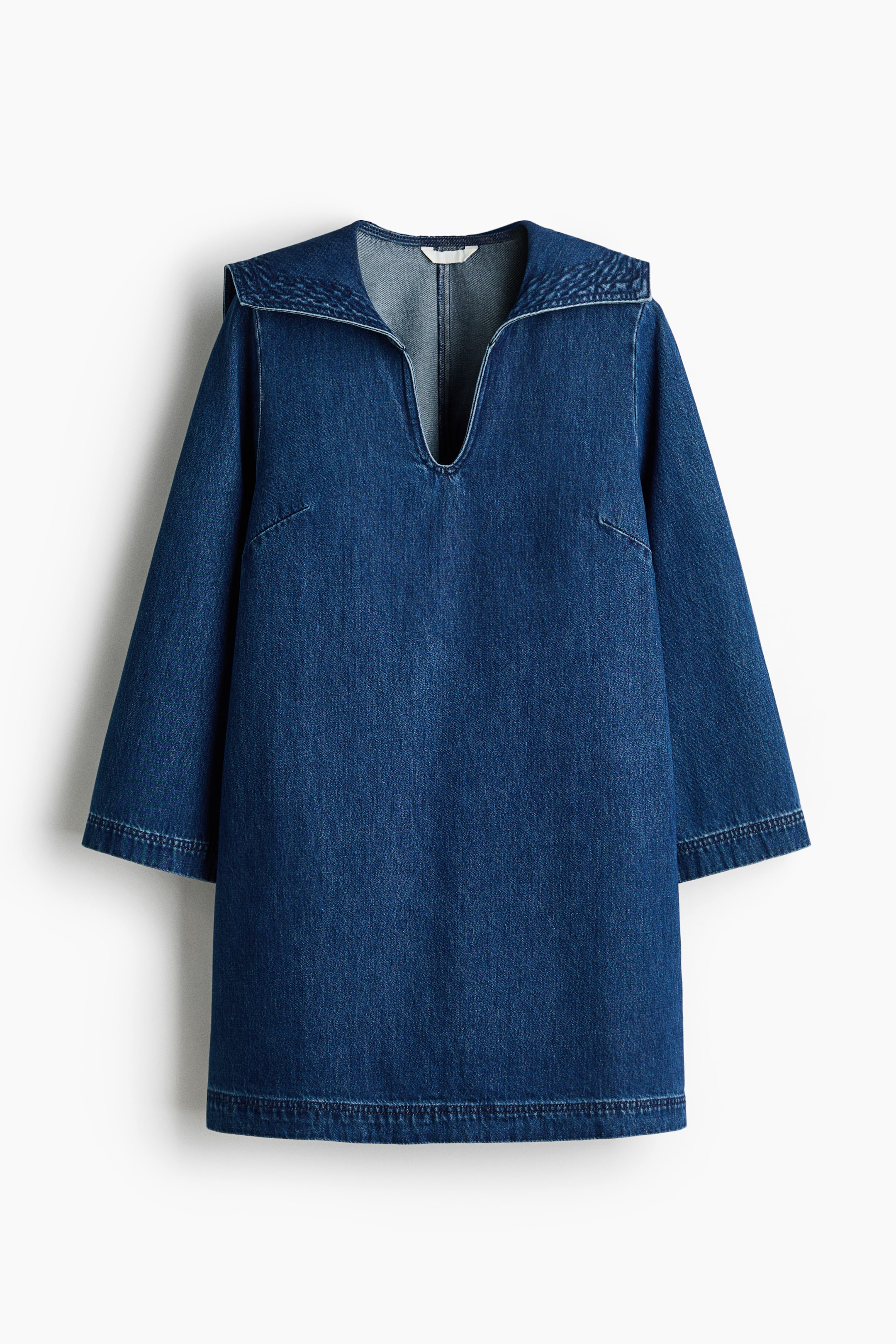 Agrandir l'image: Une robe courte en denim de coton bleu foncé se présente de FACE, avec un col en V, un col marin, une silhouette droite avec des pinces poitrine, et des manches 3/4.