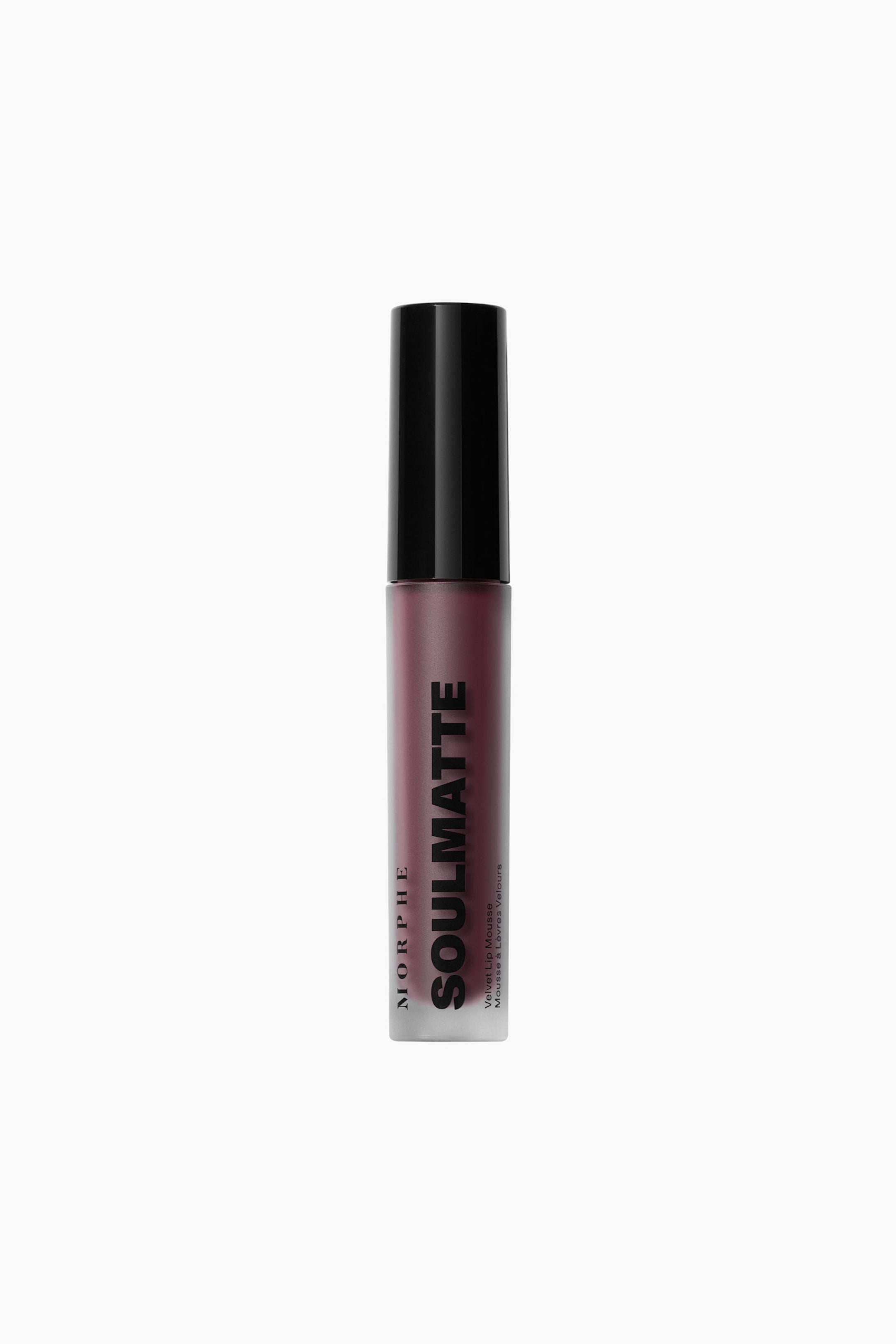 Näytä suurempi kuva: Morphe Soulmatte Velvet Lip Mousse seisoo pystyasennossa, eteenpäin suunnattuna. Läpinäkyvä sylinterimäinen putkilo esittelee syvän luumun sävyistä tuotetta, jonka päällä on musta korkki. "MORPHE" ja "SOULMATTE" on painettu pystysuunnassa putkiloon, ja "Velvet Lip Mousse" on myös näkyvissä.