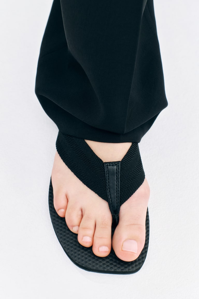 Ladies - Black Flip-Flops - Size: 6-7 - H&M