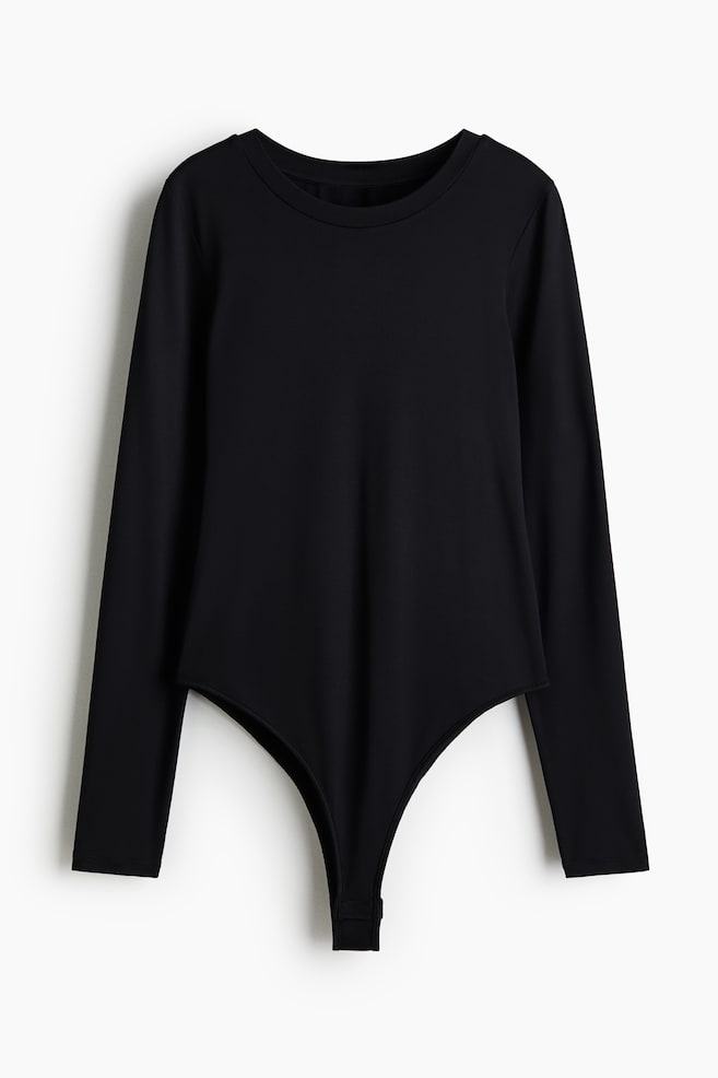Een zwart lang mouw bodysuit wordt van voren gepresenteerd, met een ronde halslijn en een string-stijl onderkant. - 1