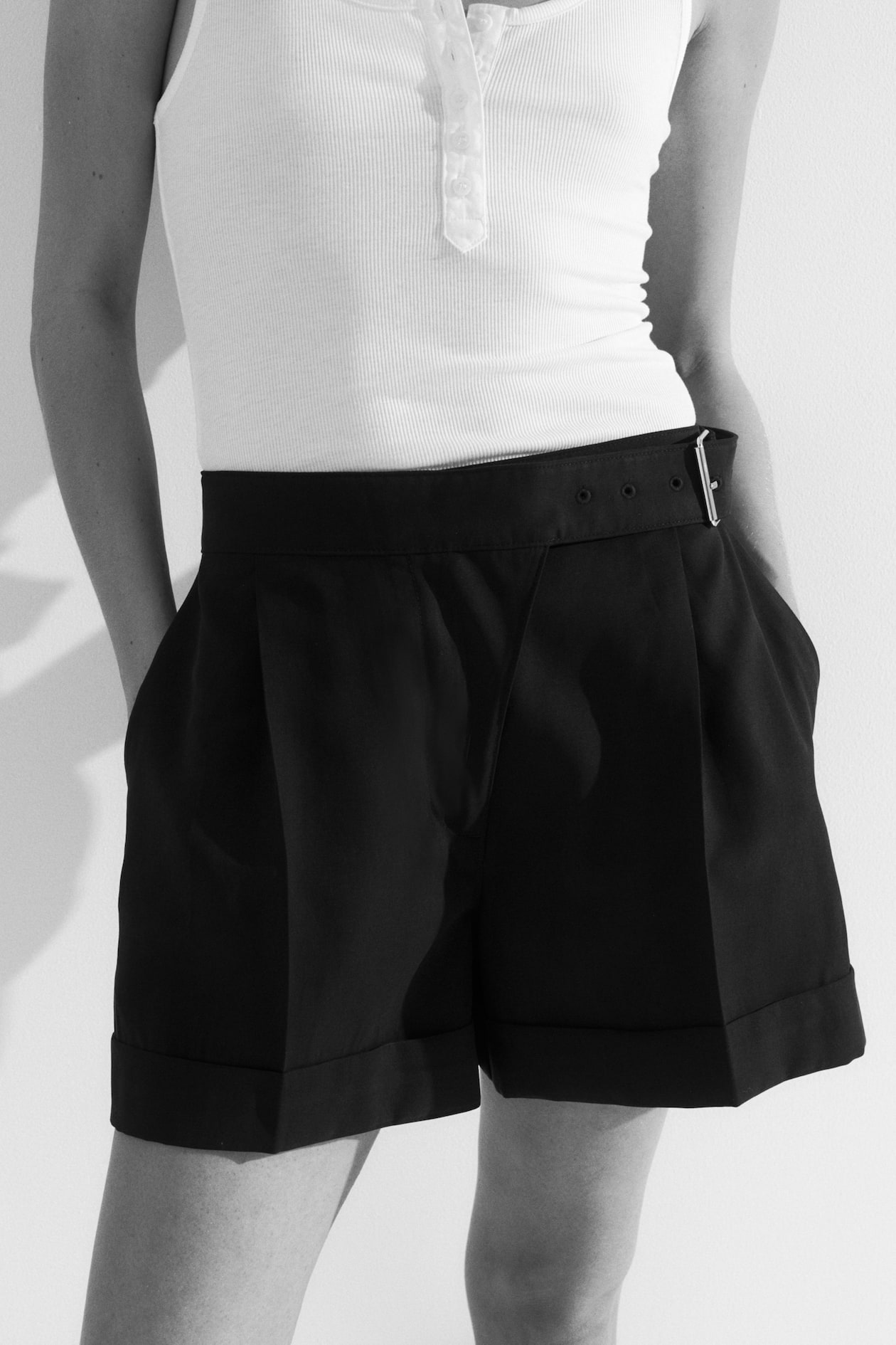 Ladies - Black Dress Shorts with Belt - Size: 2 - H&M Ladies - Black Dress Shorts with Belt - Size: 2 - H&M