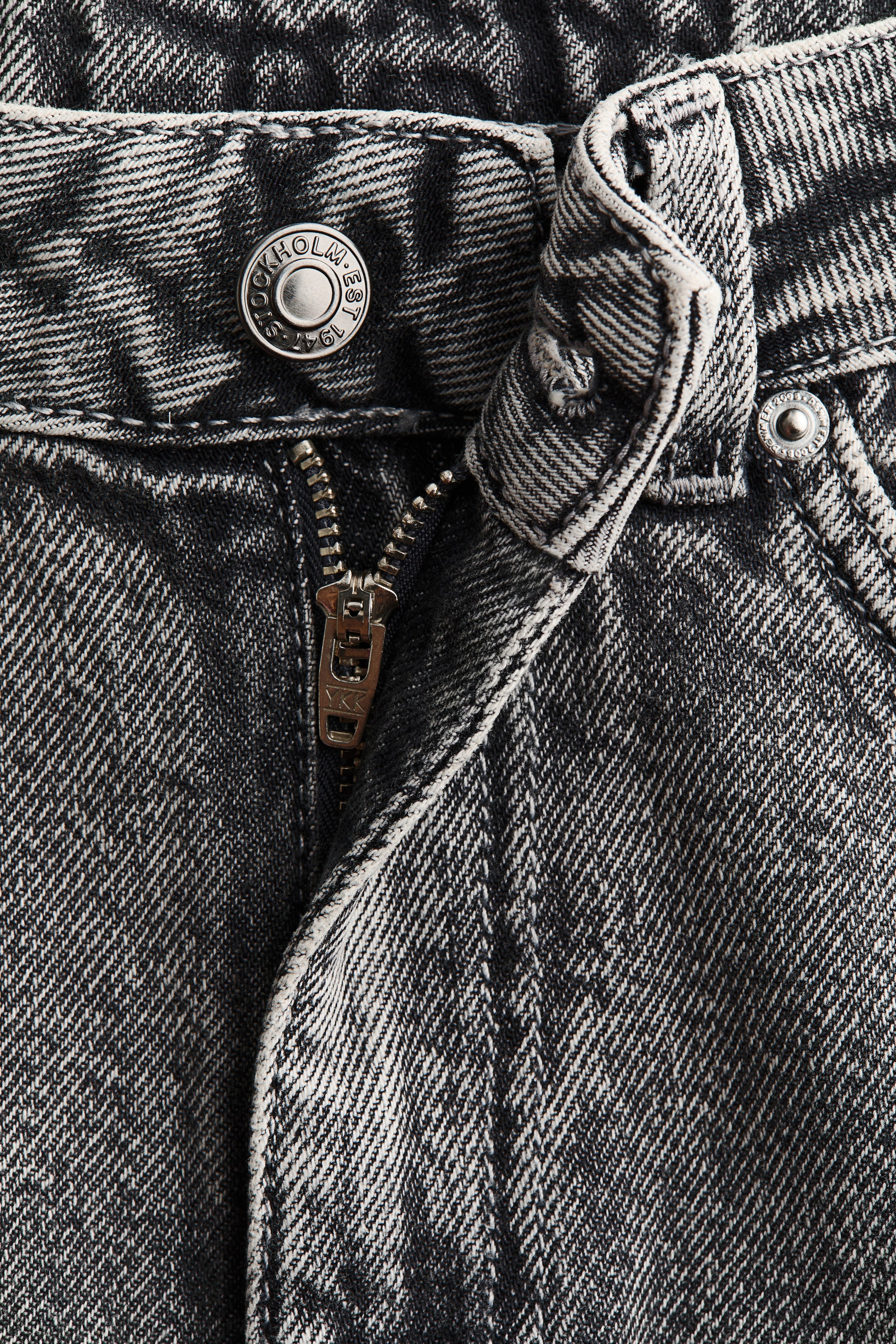 Barrel-Leg High-Waist Jeans