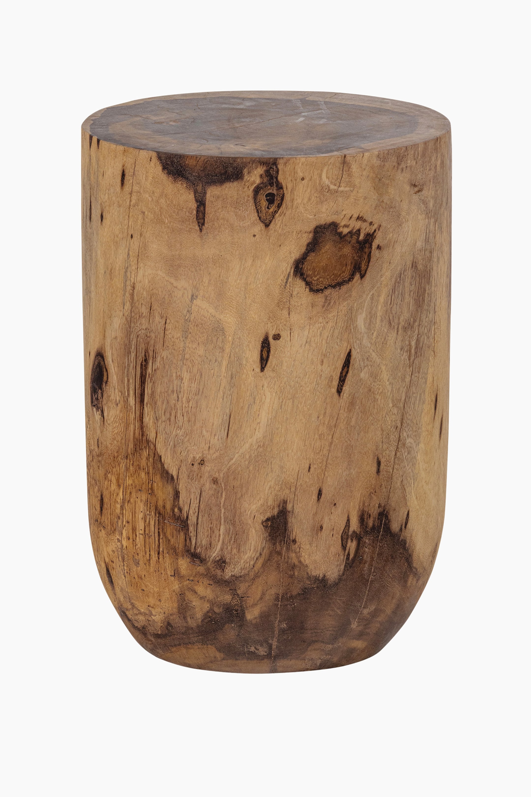 Agrandir l'image: Un tabouret cylindrique en bois, orienté directement vers l'avant, présente une surface supérieure plate et un fond arrondi. Son grain de bois naturel, de couleur brun clair, exhibe divers nœuds brun foncé et des imperfections naturelles le long de ses côtés.