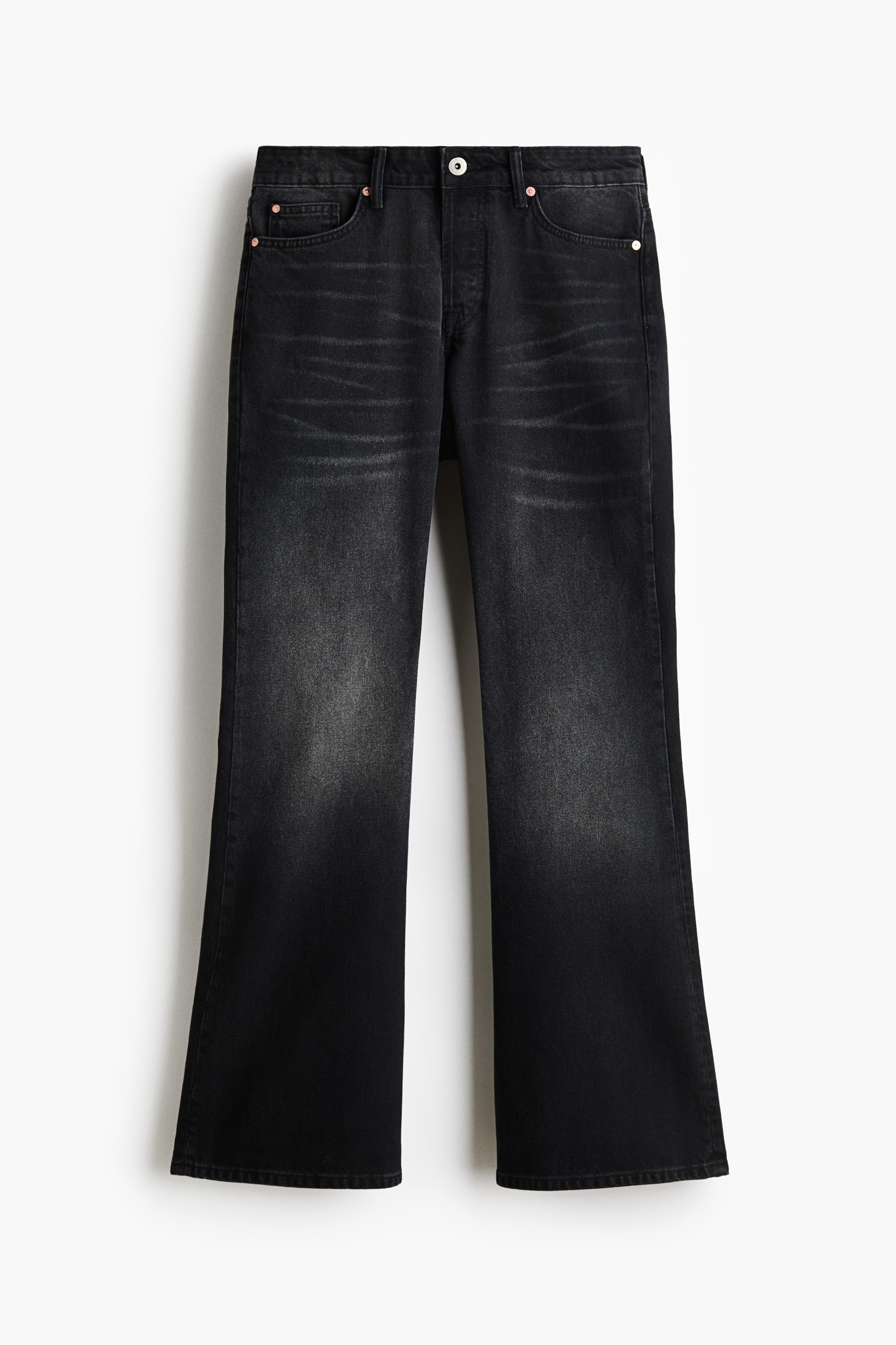 Visualizza l'immagine ingrandita: I jeans neri slavati sono mostrati frontalmente, mettendo in evidenza una silhouette wide-leg con lavaggio slavato e whiskering sulle cosce. I jeans presentano una classica costruzione a cinque tasche, passanti per la cintura e una chiusura con bottone color argento in vita.