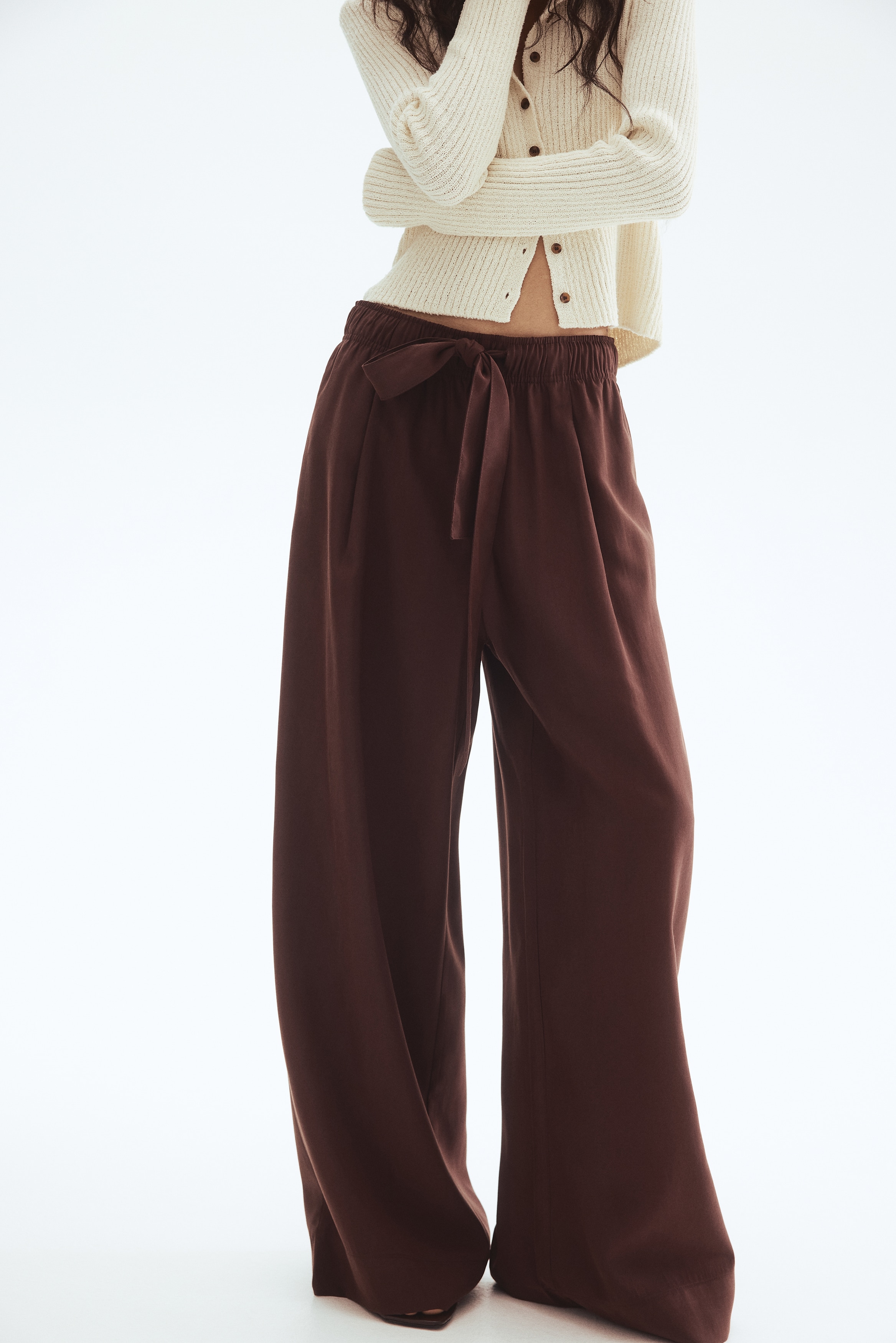 Wide tie-belt trousers