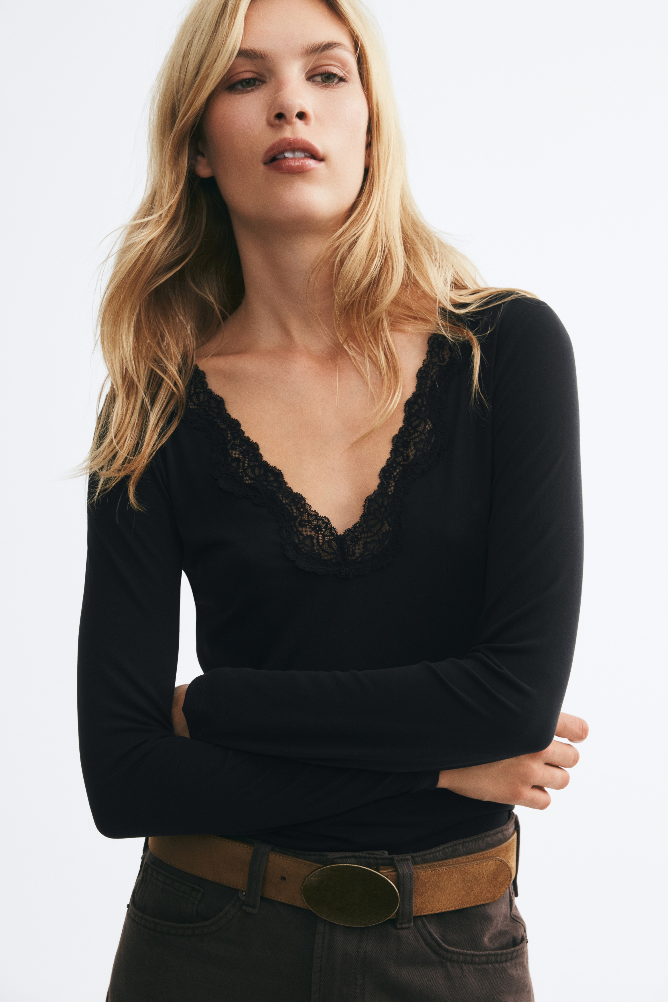 Long-sleeved lace-trimmed topModel