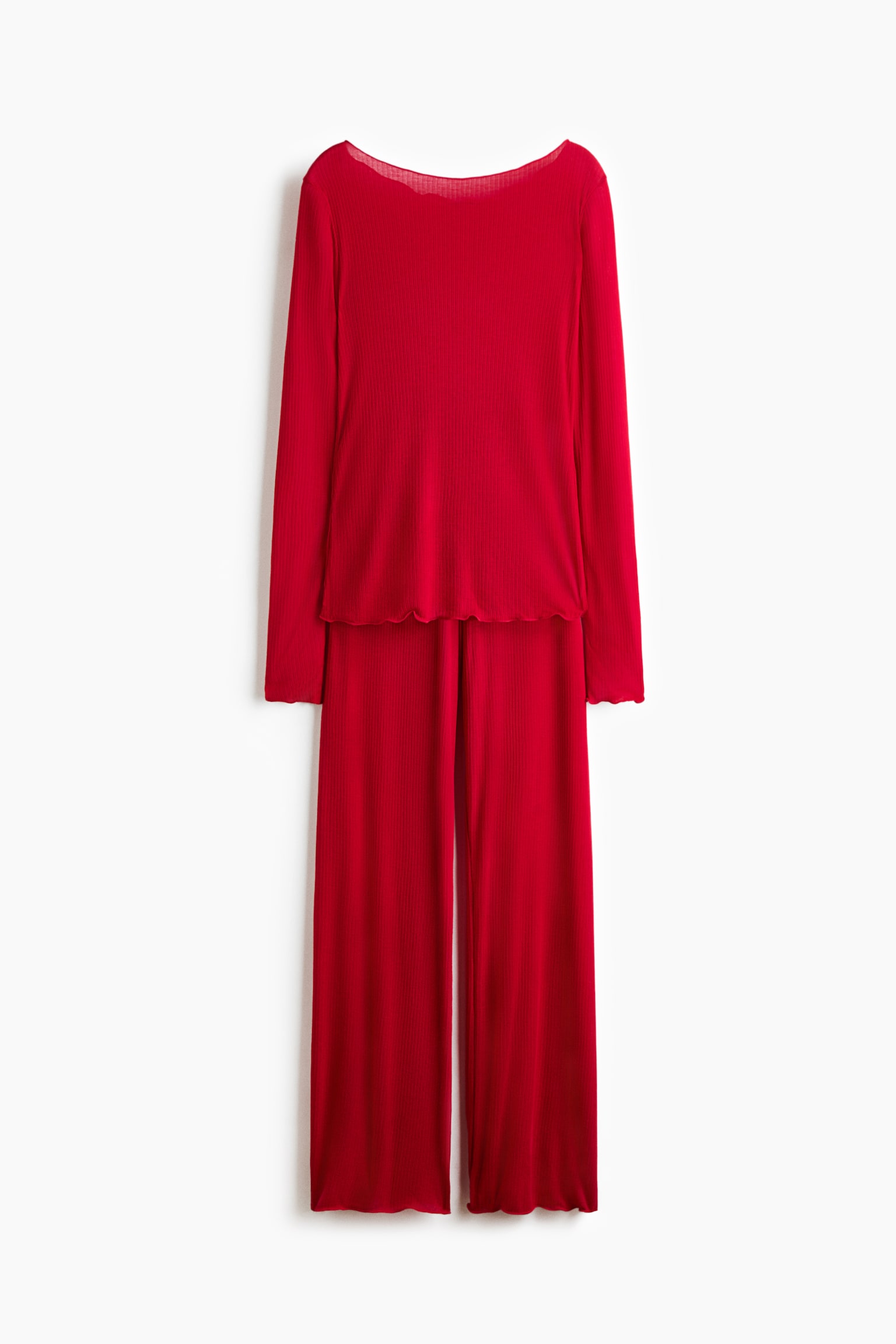 Un ensemble de pyjama rouge en jersey cÃ´telÃ© est suspendu de face, comprenant un haut Ã  manches longues avec un col bateau et un pantalon assorti Ã  jambes larges. Les deux piÃ¨ces prÃ©sentent des ourlets surjetÃ©s Ã  bord ondulÃ©.