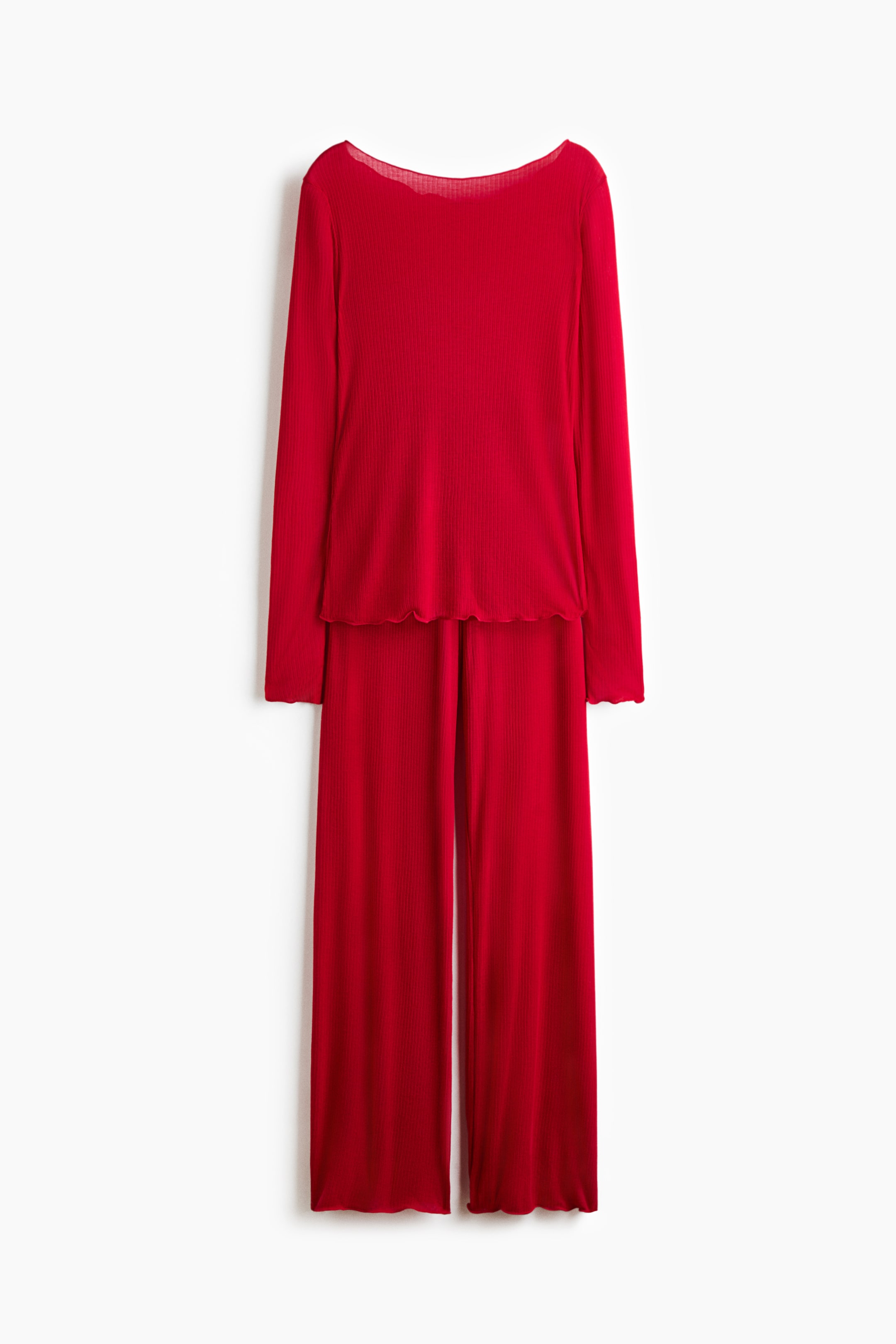 Größeres Bild ansehen: Ein rotes Pyjama-Set aus Rippjersey hängt frontal ausgerichtet und besteht aus einem langärmeligen Oberteil mit U-Boot-Ausschnitt sowie einer dazu passenden Hose mit weitem Bein. Beide Teile sind mit Overlocknähten und Lettuce-Saumabschlüssen versehen.