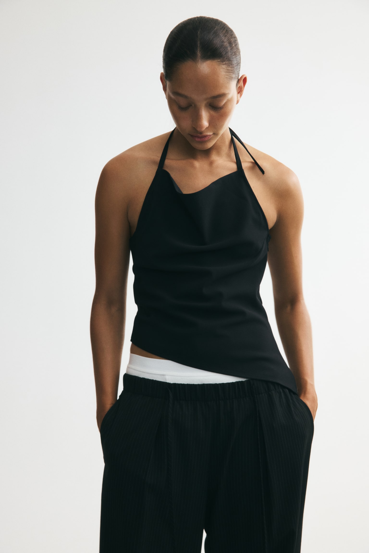 Женский топ H&M Asymmetric Halterneck Top, цвет: Чёрный — фото 3