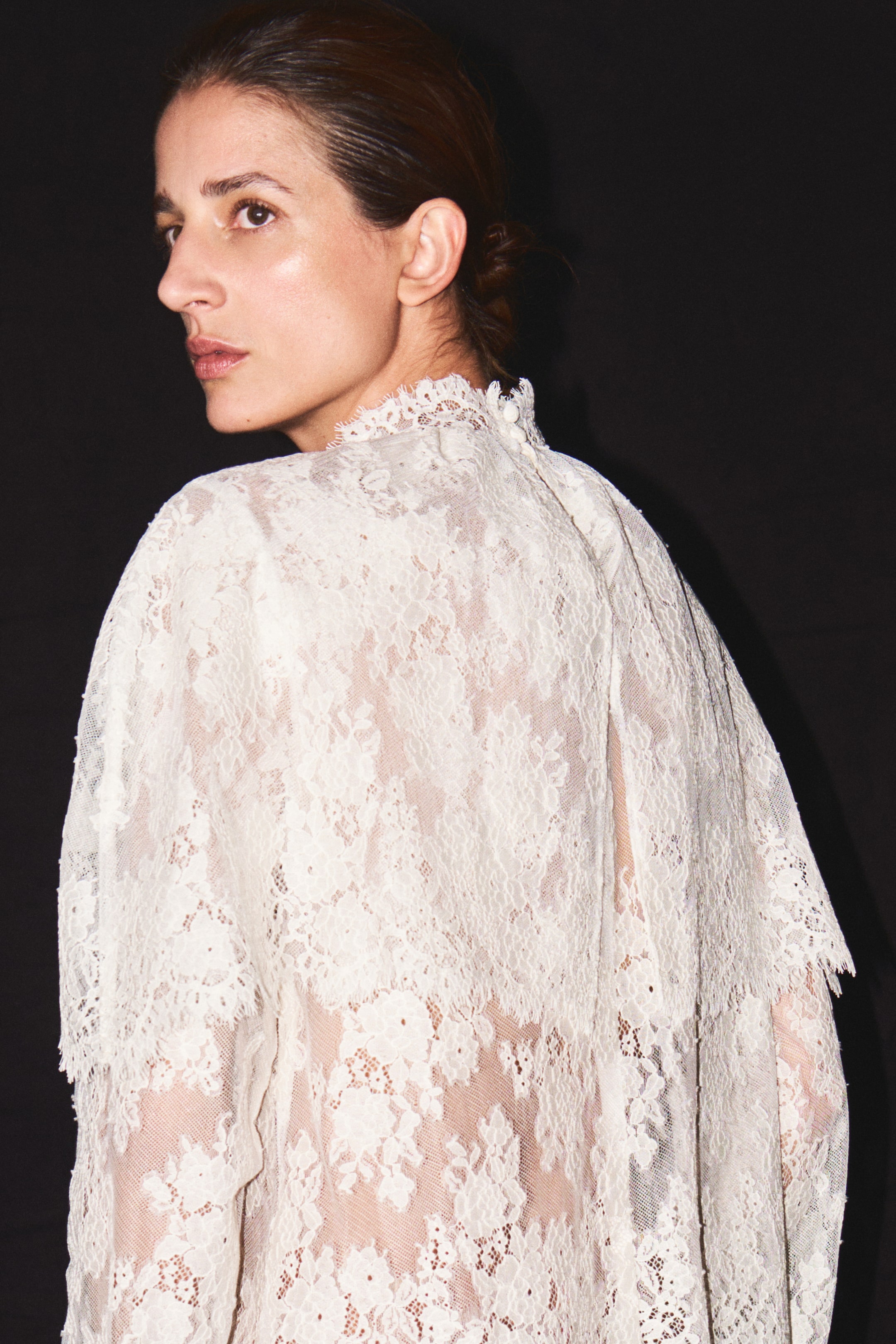 Blouse en dentelle avec détail style cape