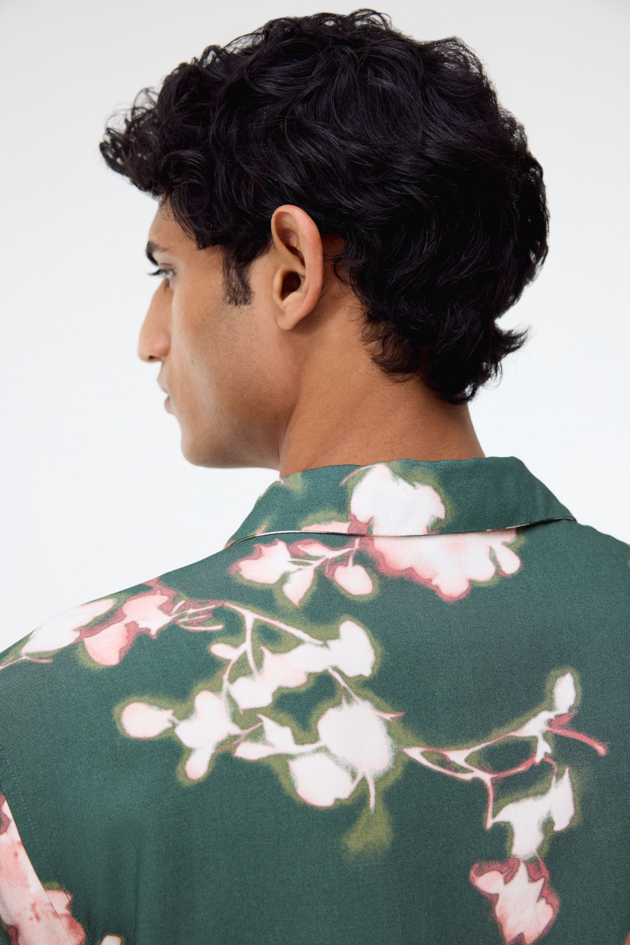 Xem ảnh lớn hơn: Áo sơ mi cổ hai ve có hoa văn Regular Fit - Màu xanh lá đậm/Hoa - Men | H&M VN 4