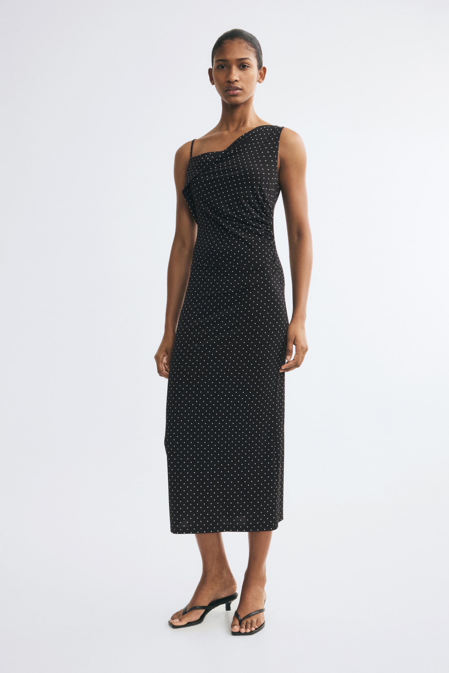 Женское платье H&M Draped Asymmetric, цвет: Чёрный / В горошек — фото 3