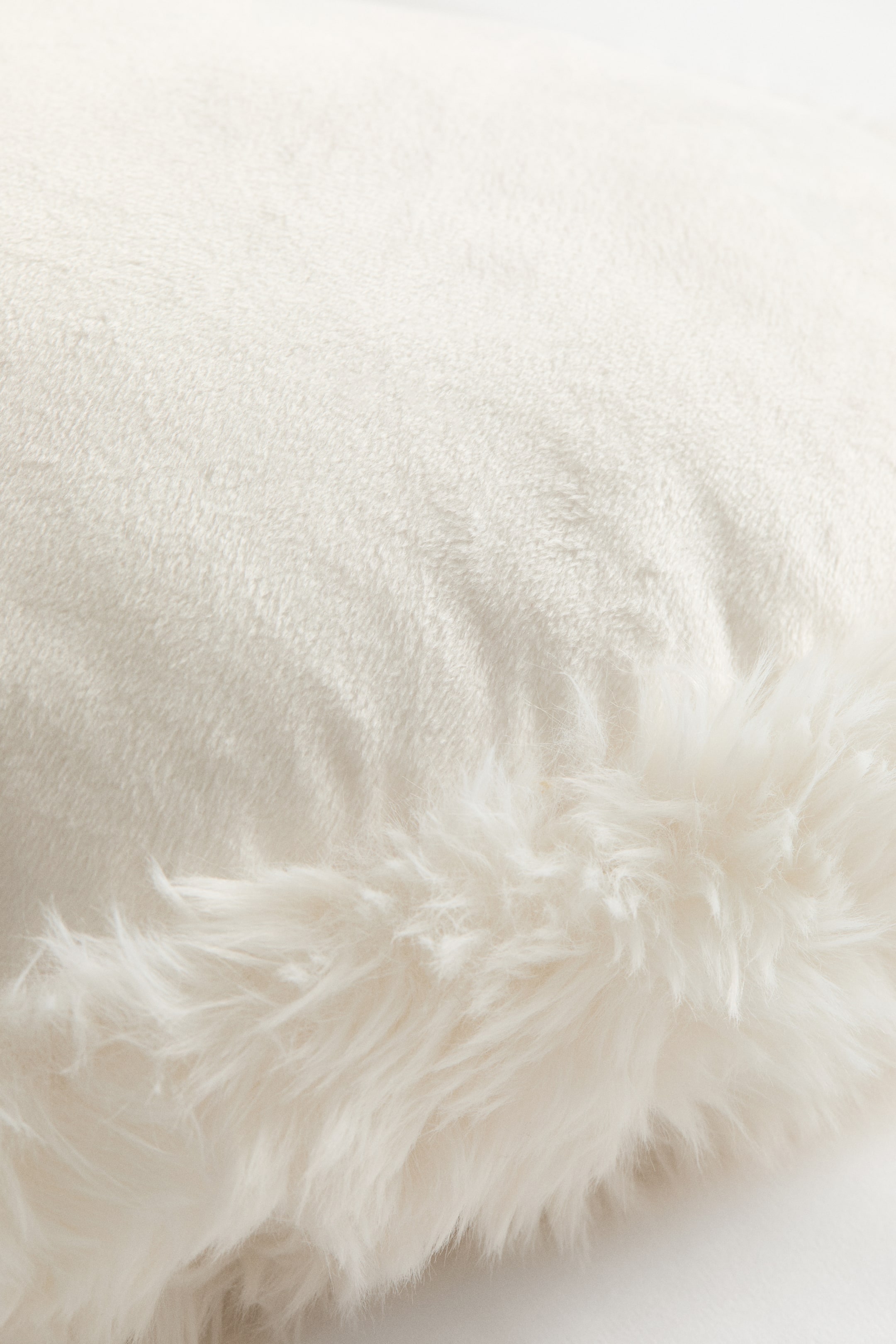 이미지 확대 보기: Fluffy heart cushion - 화이트 - Home All | H&M KR 3