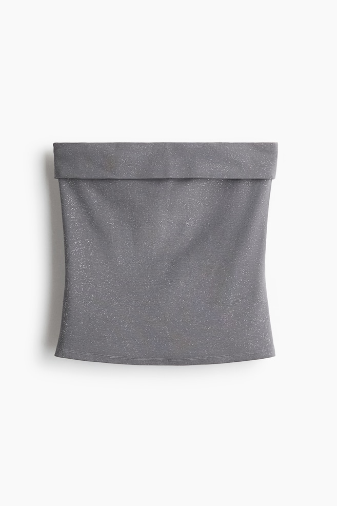 Deze grijze strapless tube top wordt van voren getoond en heeft een glinsterende glitterstof. Het ontwerp laat een brede omgeslagen halslijn en een rechte, dubbelgestikte onderzoom zien. - 1