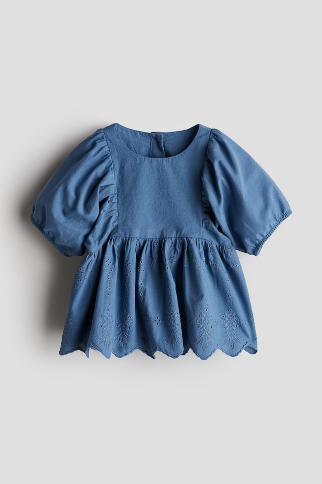 Bluse mit Broderie Anglaise - Mattblau/Rosa - 1