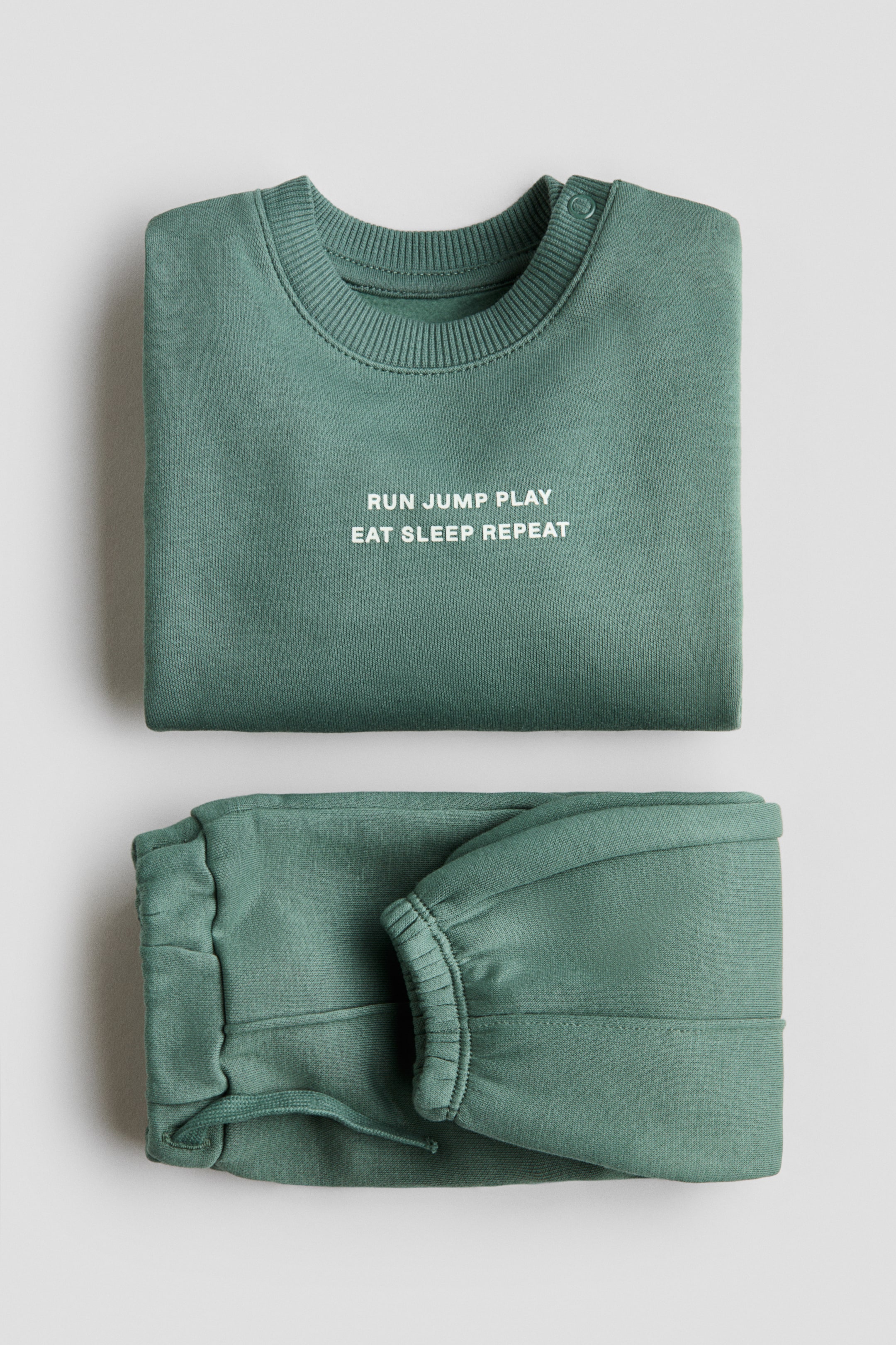 Ver imagen más grande: Conjunto estampado de 2 piezas en tejido sudadera - Verde/Run Jump Play - NIÑOS | H&M ES 3