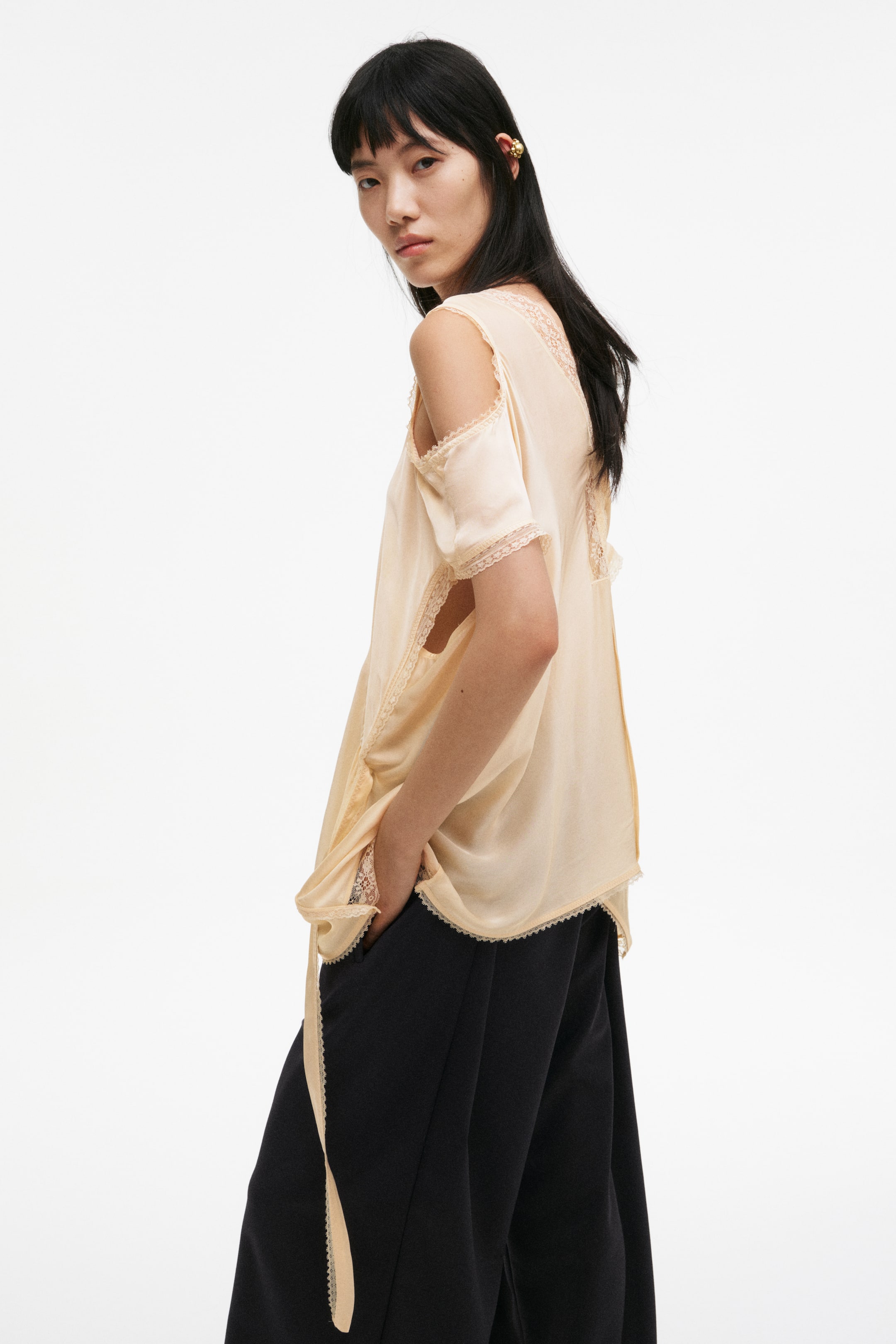 Haut en satin avec dentelle