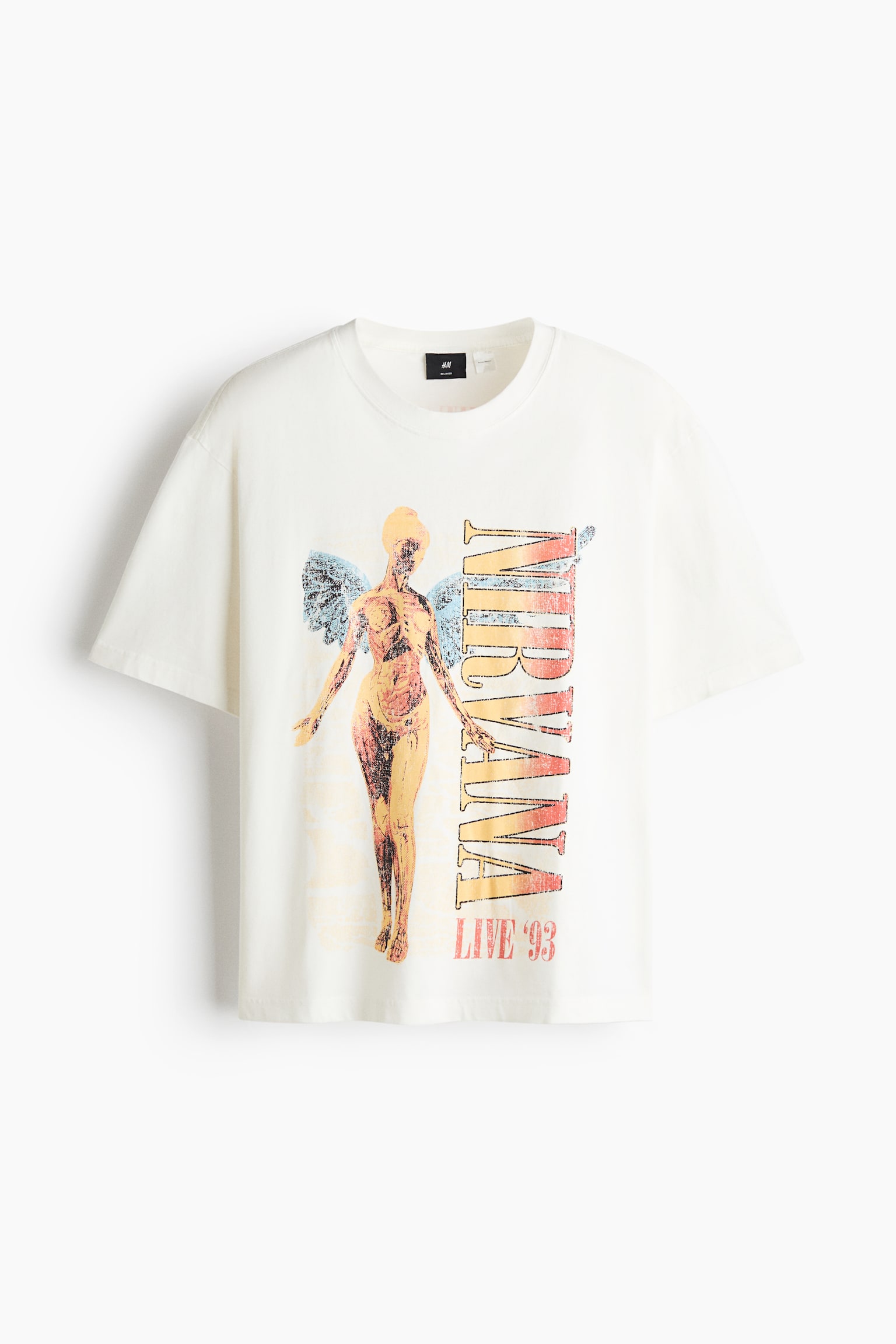 ãªããã¯ã¤ãã®ãªã©ãã¯ã¹ãã£ããã®ã³ããã³Tã·ã£ããæ­£é¢ããè¦ãã¦ããããã­ããã·ã§ã«ãã¼ããªãä»æ§ã®ã¯ã«ã¼ããã¯ãã¹ãã¬ã¼ããã ãéç«ã£ã¦ãã¾ãããã­ã³ãã«ã¯ãæ·¡ããã«ã¼ã®ç¿¼ãæã¤è§£åå­¦çãªå¤©ä½¿ã®ããªã³ãã°ã©ãã£ãã¯ãéããããã®æ¨ªã«ç¸¦åãã®ãNIRVANAãã­ã´ã¨ãé¢¨åãã®ããã¦ã©ã¼ã ãã¼ã³ã®ã°ã©ãã¼ã·ã§ã³ã§è¡¨ç¾ããããLIVE '93ããå¥ã£ã¦ãã¾ãã