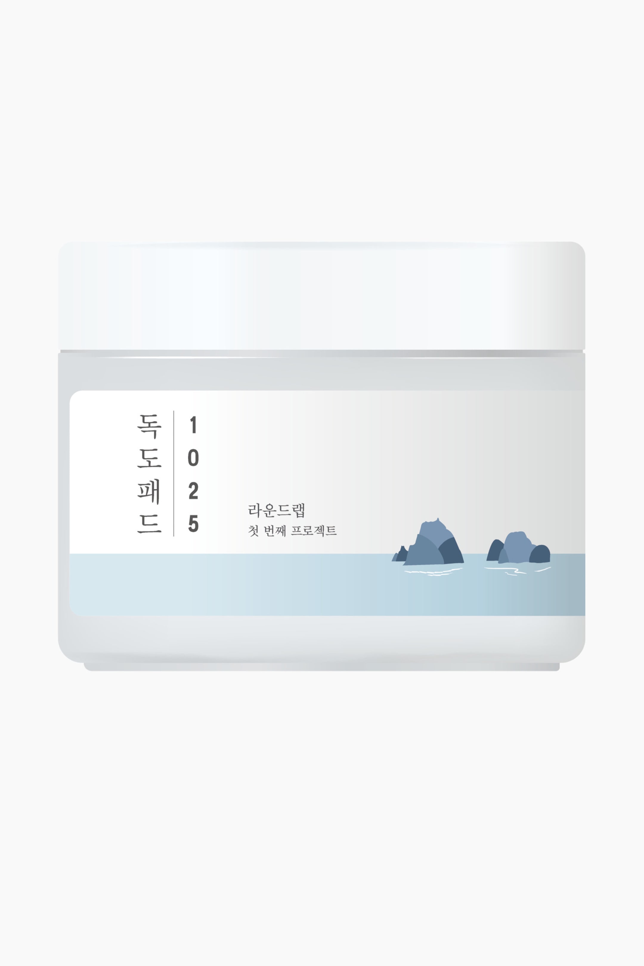 Vis større bilde: En hvit, rektangulær krukke står oppreist og har et flatt, hvitt lokk samt en etikett som viser koreansk tekst, tallene 1025, og en lysblå bunnseksjon med stiliserte mørkeblå steiner i lysblått vann.