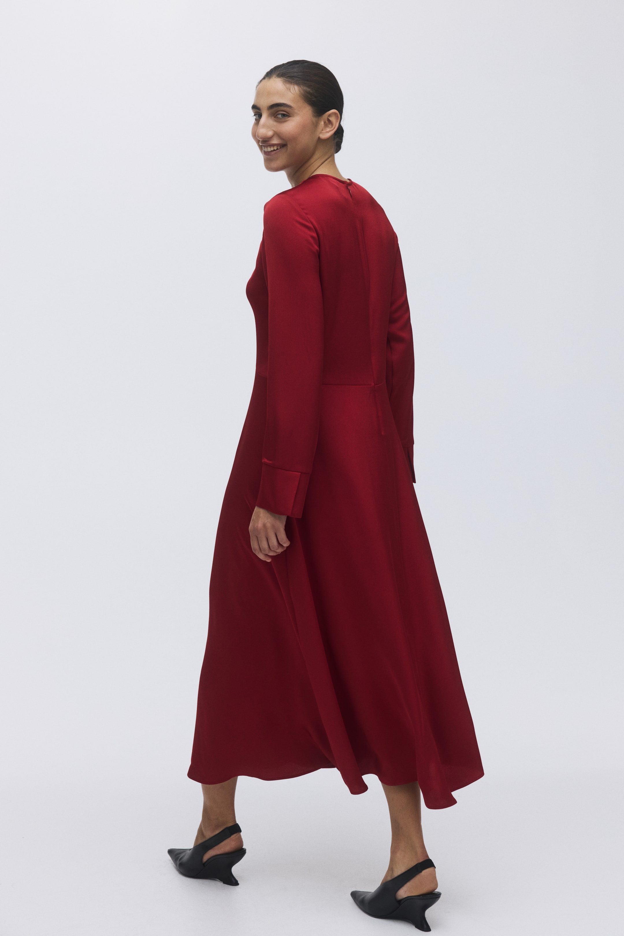 Ver imagen más grande: Vestido de satén con detalle girado - Rojo oscuro - MUJER | H&M ES 1