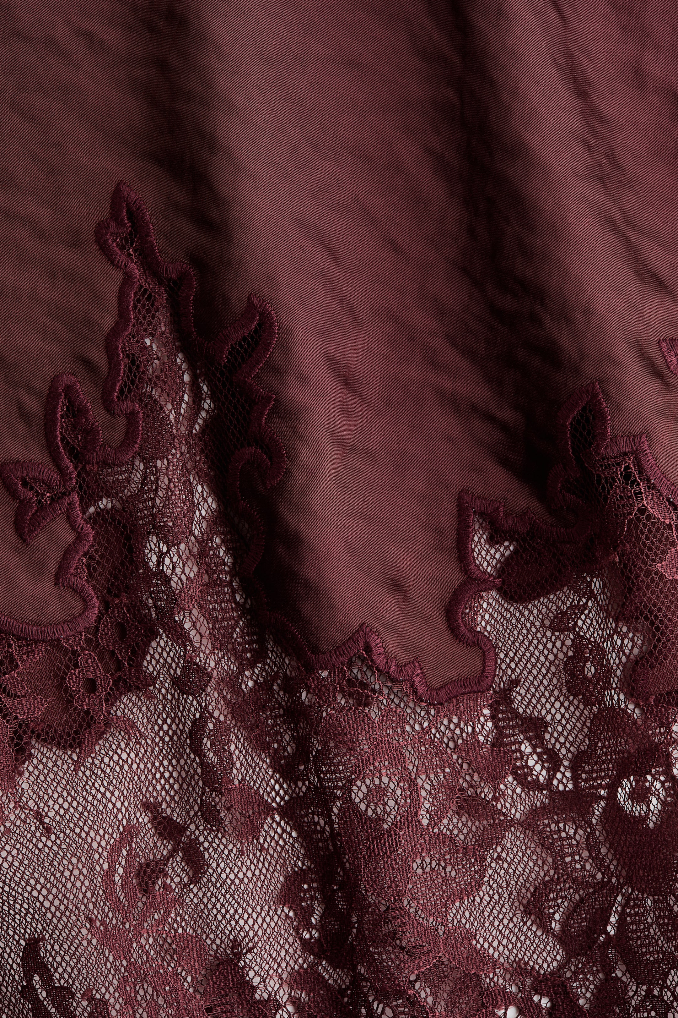 Vis større bilde: Satengskjørt med blondekant - Burgundy - DAME | H&M NO 2