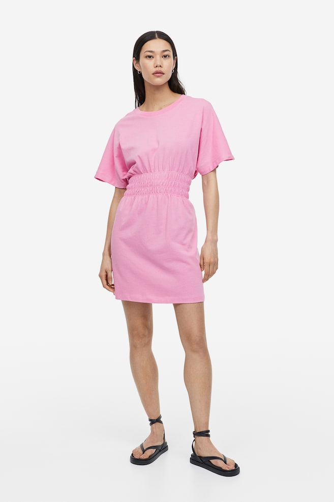 T-shirtkjole med smocksyet talje - Lys rosa/Lysegråmeleret - 1