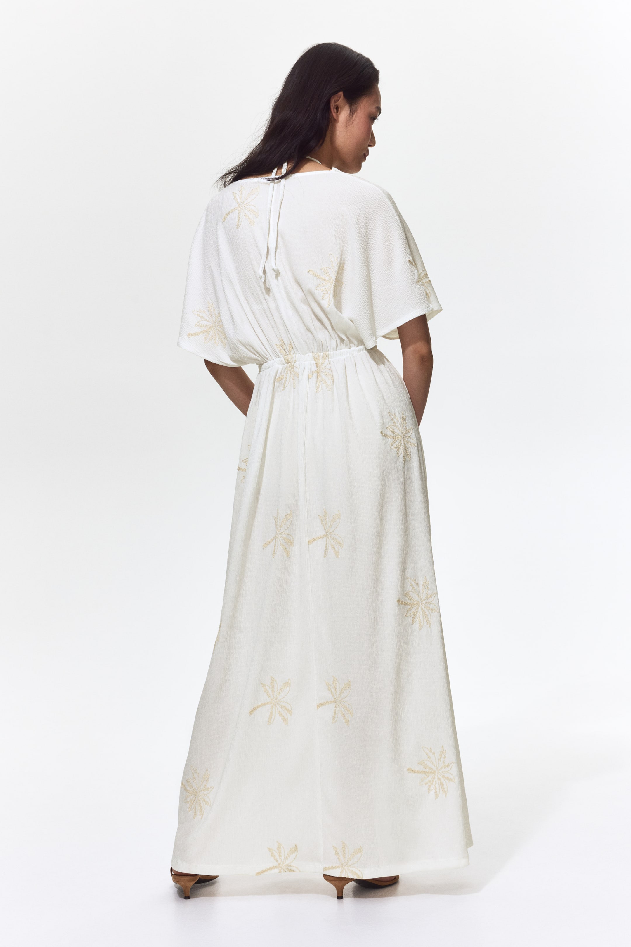 Robe brodée avec cordon de serrage