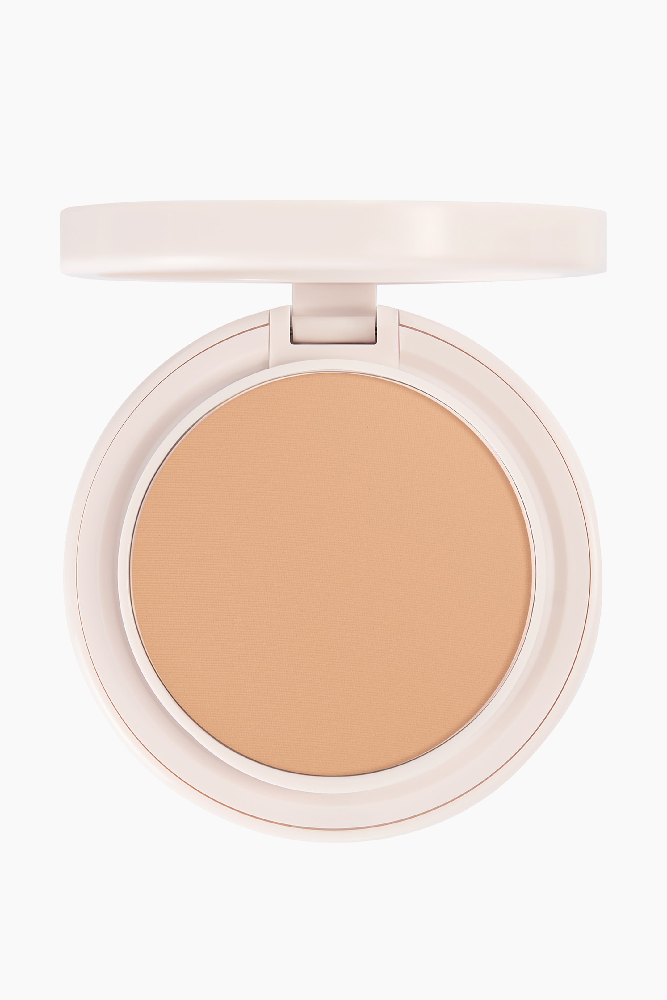 Vis større bilde: Natural Blur Powder Foundation vises fra en direkte ovenfra-vinkel i et åpent, rundt kompaktetui i en lys beige tone. Det hengslede lokket er løftet oppover og avdekker et glatt, middels beige presset pudder som ligger sentrert i beholderen.