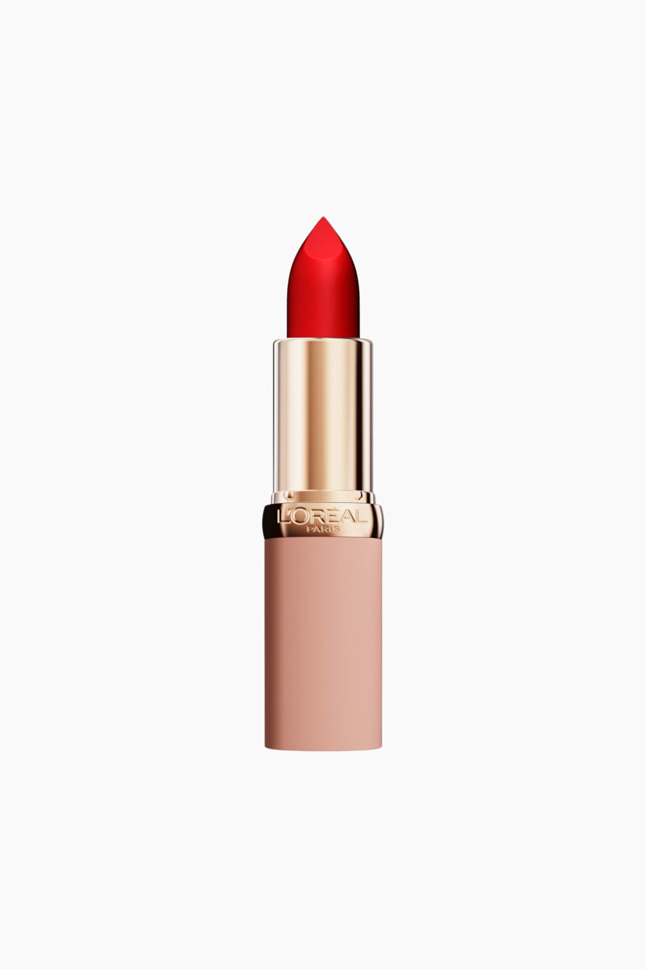 Größeres Bild ansehen: Ein roter Lippenstift steht aufrecht, seine spitze Spitze ragt aus einem goldfarbenen Innengehäuse hervor. Das goldene Gehäuse zeigt das Branding „L'OREAL PARIS“ und verbindet sich mit einer matten, hellrosa Außentube.