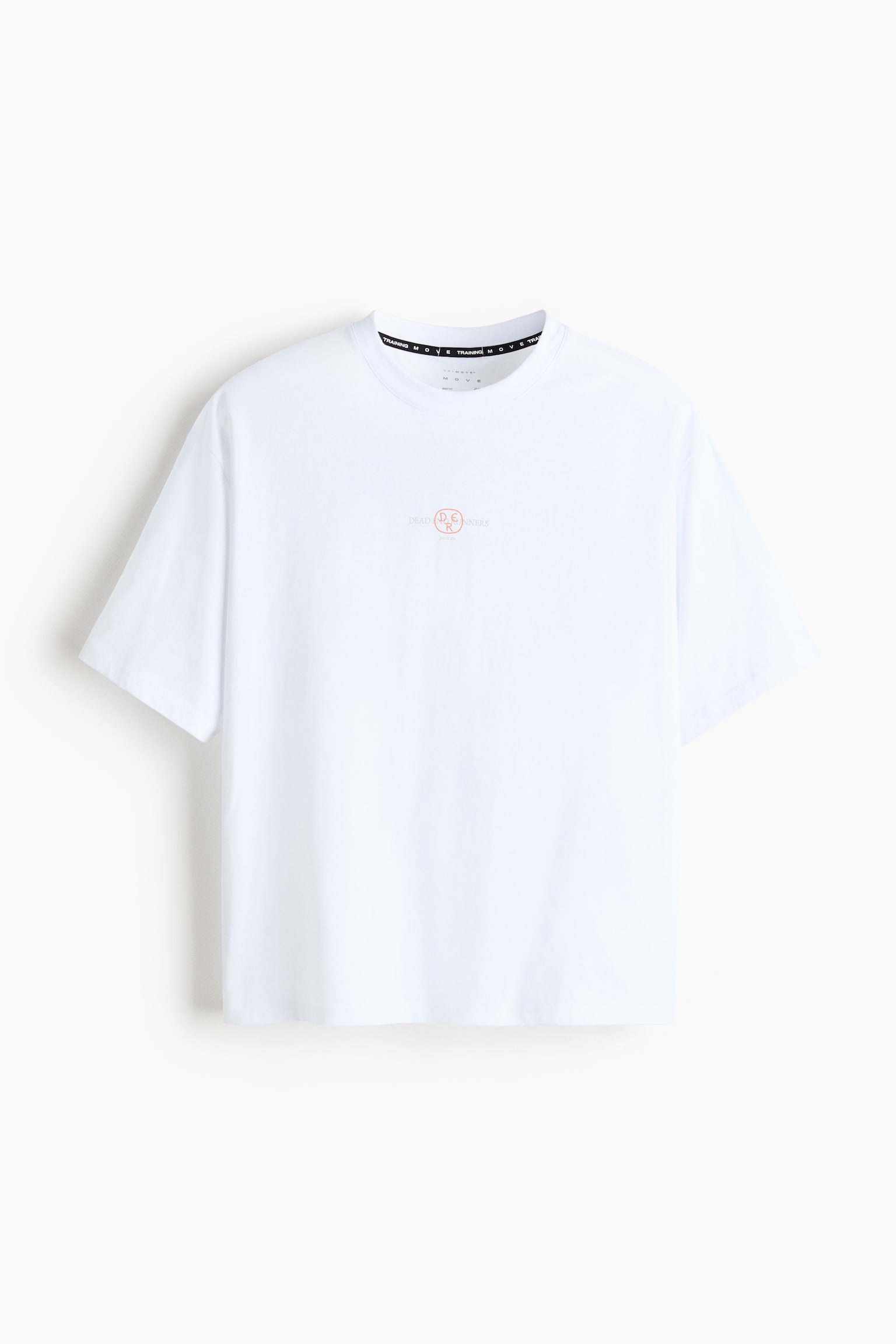 Ein weißes, kastig geschnittenes Sport-T-Shirt zeigt seine Vorderansicht, mit einem Rundhalsausschnitt und einem schwarzen Innenhalsband, das den weißen Text „TRAINING MOVE“ zeigt, sowie einem weißen Etikett mit der Aufschrift „DRYMOVE“. Ein kleines rot-weißes „DEAD D.E.R. UNNERS“-Grafik ist mittig auf der Brust platziert. - 1