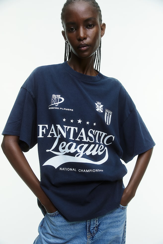 Oversized T-Shirt mit Motivdetail - Dunkelblau/Fantastic League/Dunkelgrau/Manhattan/Schwarz/Kariert - 7