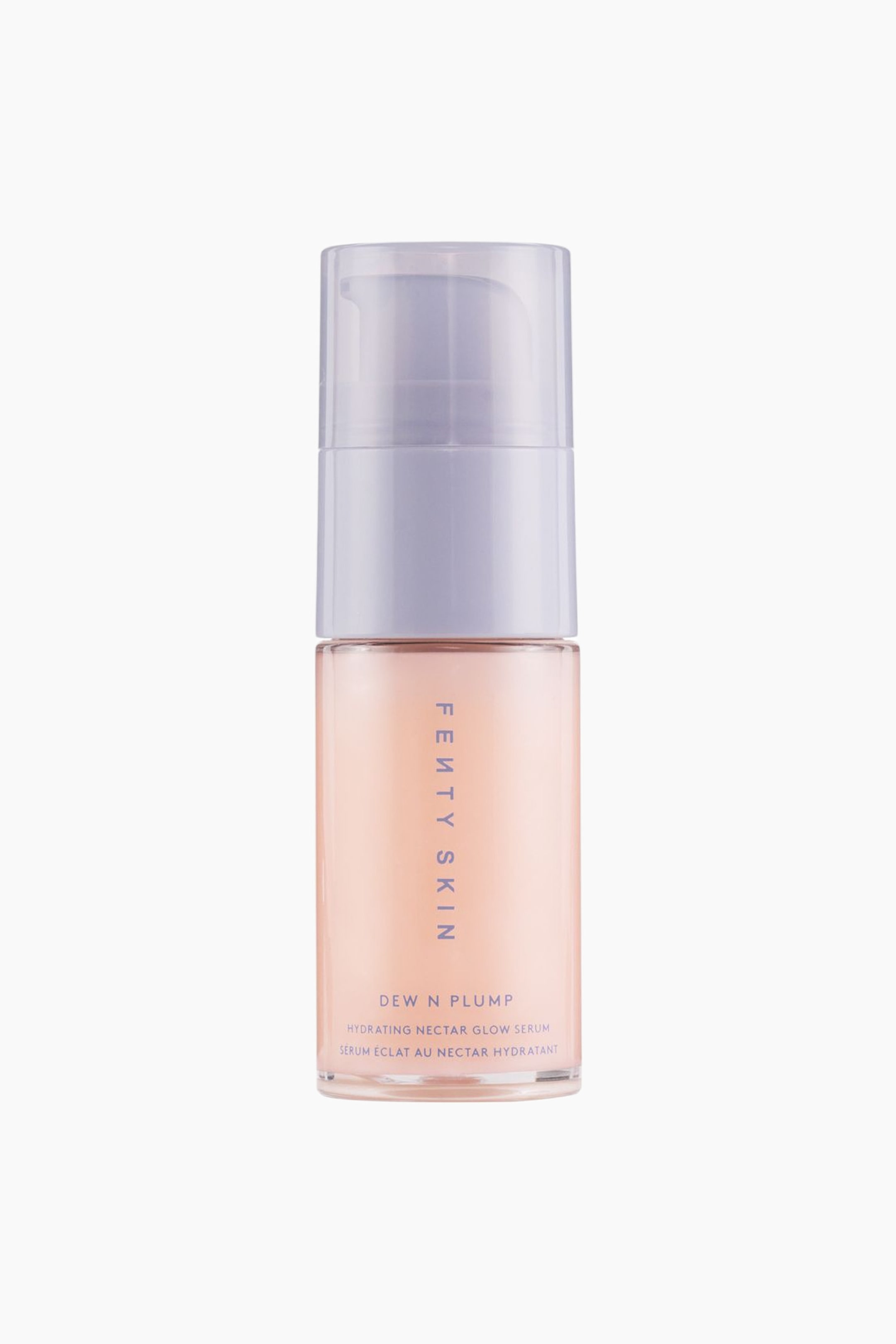 Visa större bild: Dew N Plump Hydrating Nectar Glow Serum står upprätt i en framifrånvy och har en cylindrisk, genomskinlig flaska som visar en persikofärgad vätska inuti. Flaskan har vertikal lila branding och är toppad med en ljuslila pumpdispenser och ett matchande halvgenomskinligt lock.