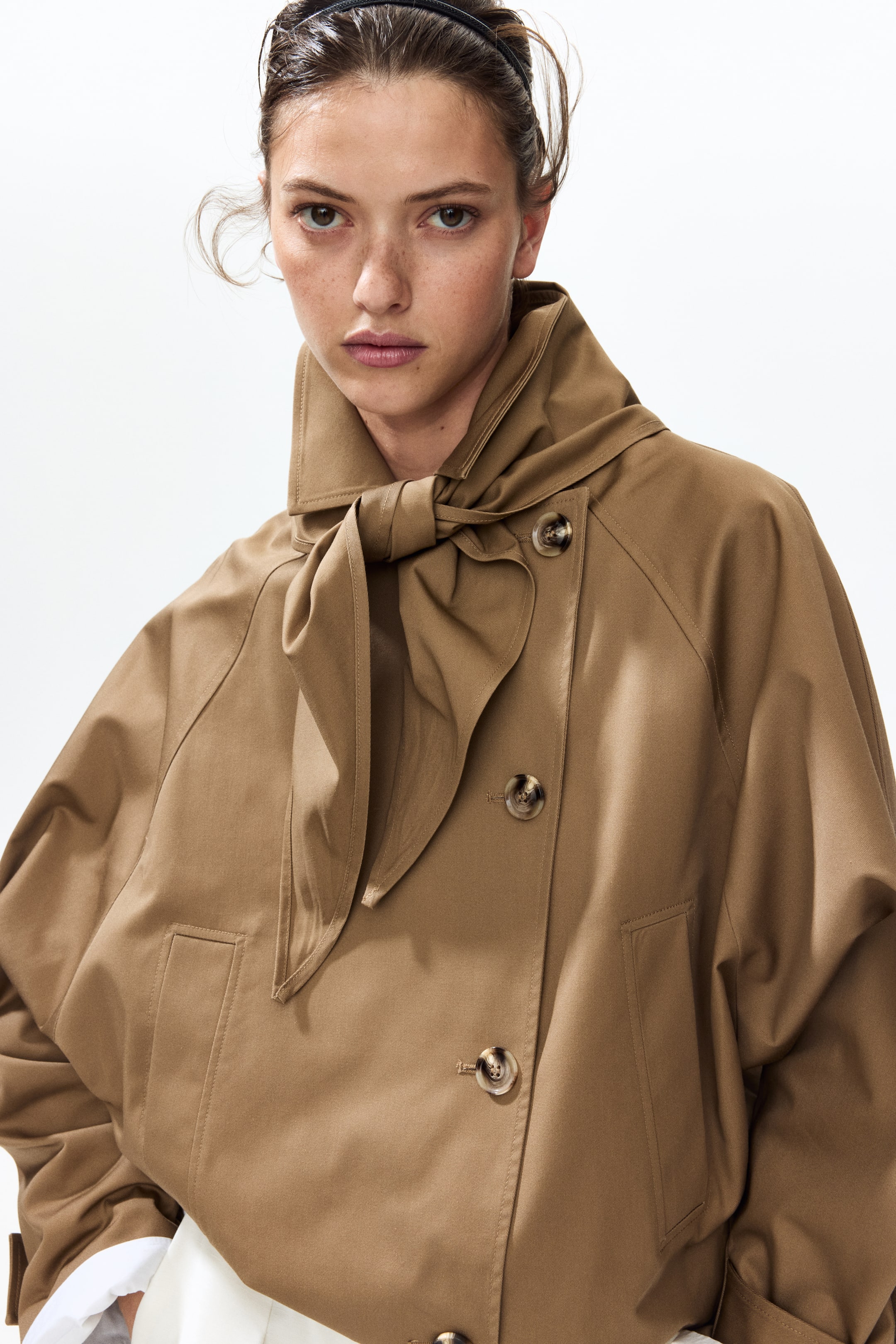 Zobrazit větší obrázek: Krátký trenčkot s šátkem - Tmavě béžová - ŽENY | H&M CZ 1