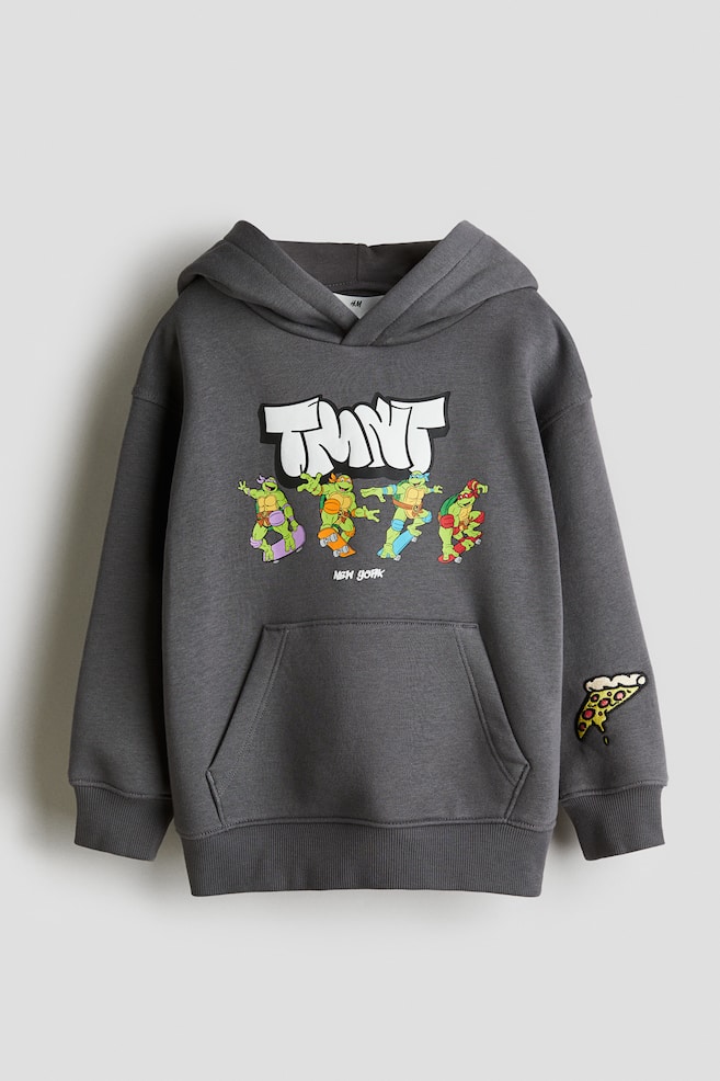 Hoodie mit Print - Dunkelgrau/TMNT/Schwarz/Stumble Guys/Schwarz/Pokémon/Graumeliert/Hot Wheels/Ausgewaschenes Schwarz/Batman/Marineblau/New York Knicks/Rot/Marvel Comics/Dunkelbraun/Pokémon/Hellbeige/NBA/Rot/Chicago Bulls/Helles Mattblau/LEGO - 1