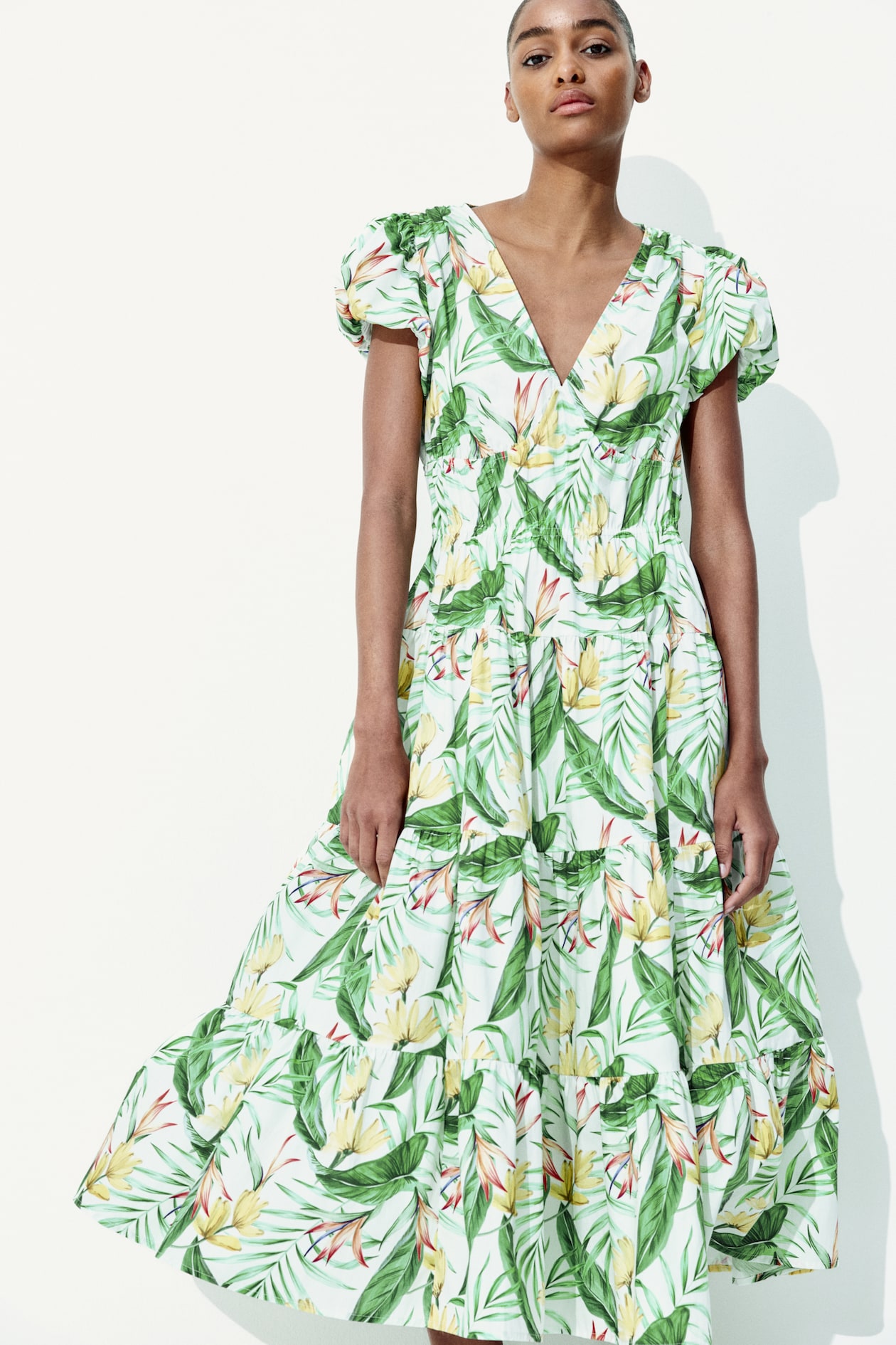 Robe en popeline avec jupe ?� ?�tages - Blanc/fleuri - FEMME | H&M FR