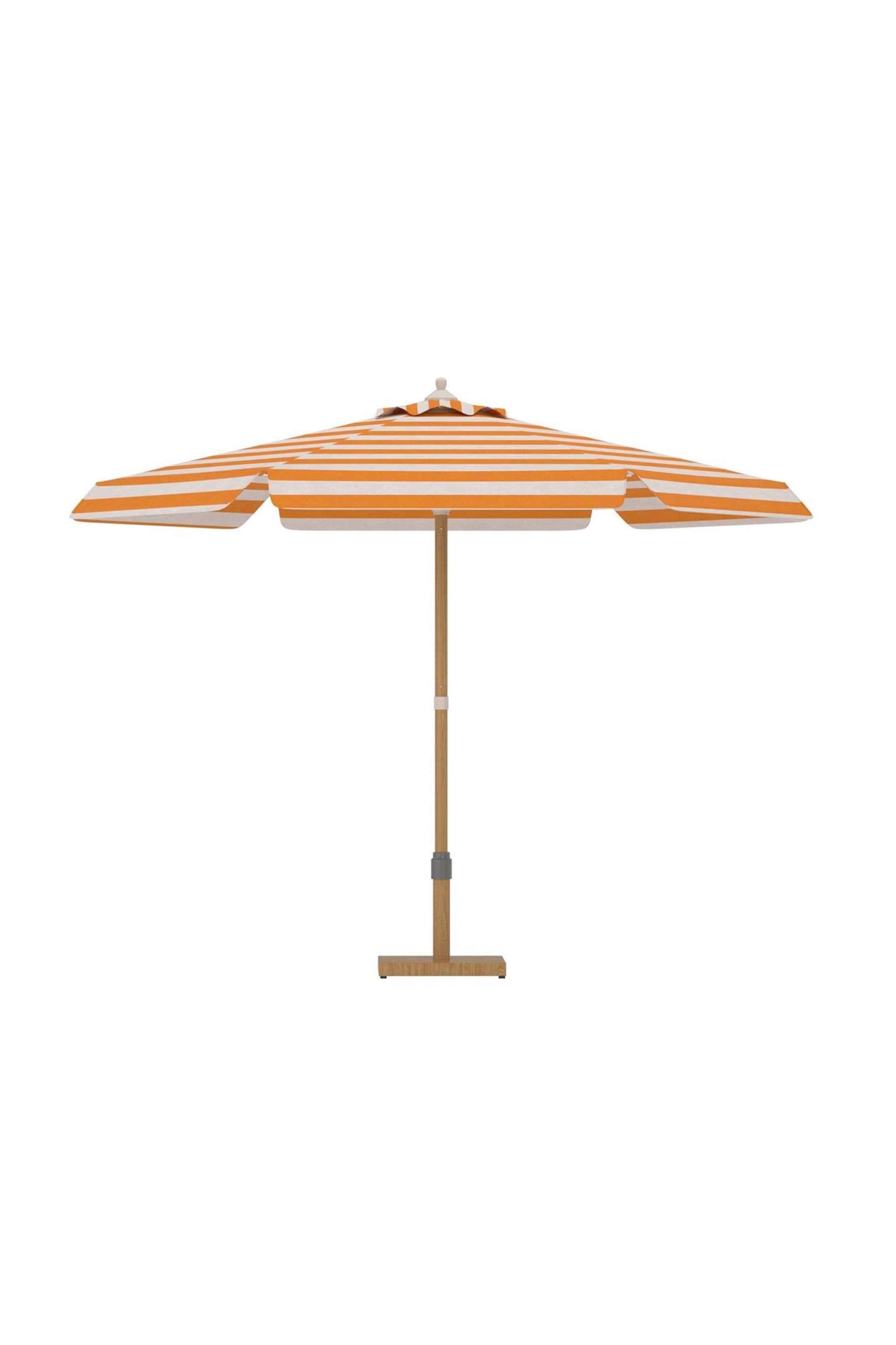 Se større billede: Et frontvendt terrasseparasol præsenterer en åben baldakin med skiftende orange og hvide vandrette striber. Den understøttes af en lysebrun træstang med en grå justeringskrave og en flad træbase.