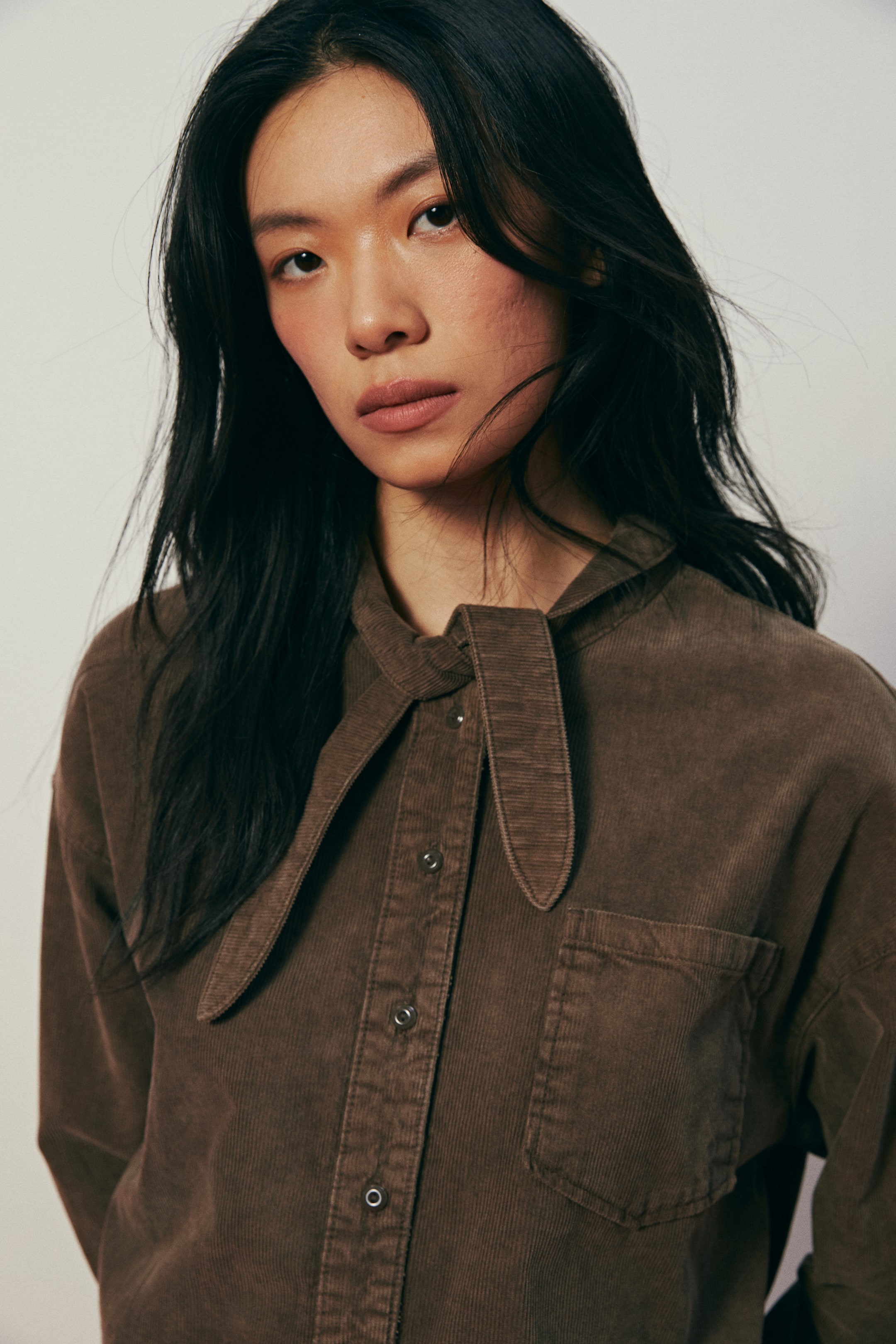 拡大画像を表示: スカーフカラー コーデュロイシャツ - ブラウン - レディース | H&M JP 3