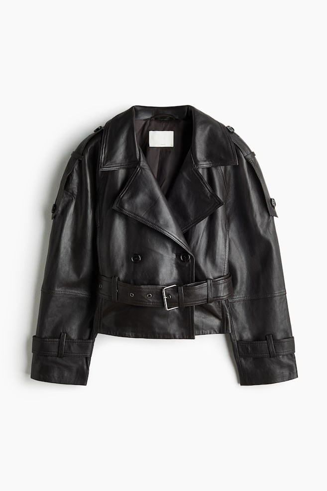 ÎÎ½Î± ÎºÎ¿Î½ÏÏ Î´ÎµÏÎ¼Î¬ÏÎ¹Î½Î¿ biker jacket Î´Î¹ÏÎ»Î®Ï ÏÎµÎ¹ÏÎ¬Ï ÎºÎ¿ÏÎ¼ÏÏÎ¼Î±ÏÎ¿Ï ÏÎµ ÏÎºÎ¿ÏÏÎ¿ ÎºÎ±ÏÎ­, ÏÎµ Î¼ÏÏÎ¿ÏÏÎ¹Î½Î® ÏÏÎ·, ÏÎ¿Ï Î±Î½Î±Î´ÎµÎ¹ÎºÎ½ÏÎµÎ¹ ÏÎ±ÏÎ´Î¹Î¬ ÏÎ­ÏÎ± Î¼Îµ ÎµÎ³ÎºÎ¿ÏÎ®, ÎµÏÏÎ¼Î¯Î´ÎµÏ Î¼Îµ ÎºÎ¿ÏÎ¼ÏÎ¹Î¬ ÎºÎ±Î¹ Î¼Î±Î½Î¯ÎºÎ¹Î± raglan Î¼Îµ ÏÏÎ¸Î¼Î¹Î¶ÏÎ¼ÎµÎ½ÎµÏ Î³Î»ÏÏÏÎ¯Î´ÎµÏ ÏÏÎ¹Ï Î¼Î±Î½ÏÎ­ÏÎµÏ. ÎÎ¹Î± Î±ÏÎ¿ÏÏÎ¯ Î´ÎµÏÎ¼Î¬ÏÎ¹Î½Î· Î¶ÏÎ½Î· Î¼Î­ÏÎ·Ï Î¼Îµ Î¼ÎµÏÎ±Î»Î»Î¹ÎºÎ® Î±Î³ÎºÏÎ¬ÏÎ± ÏÎµ Î±ÏÎ·Î¼Î¯ ÏÏÎ½Î¿ ÏÏÎ¯Î³Î³ÎµÎ¹ ÏÎ· Î¼Î­ÏÎ·. - 1