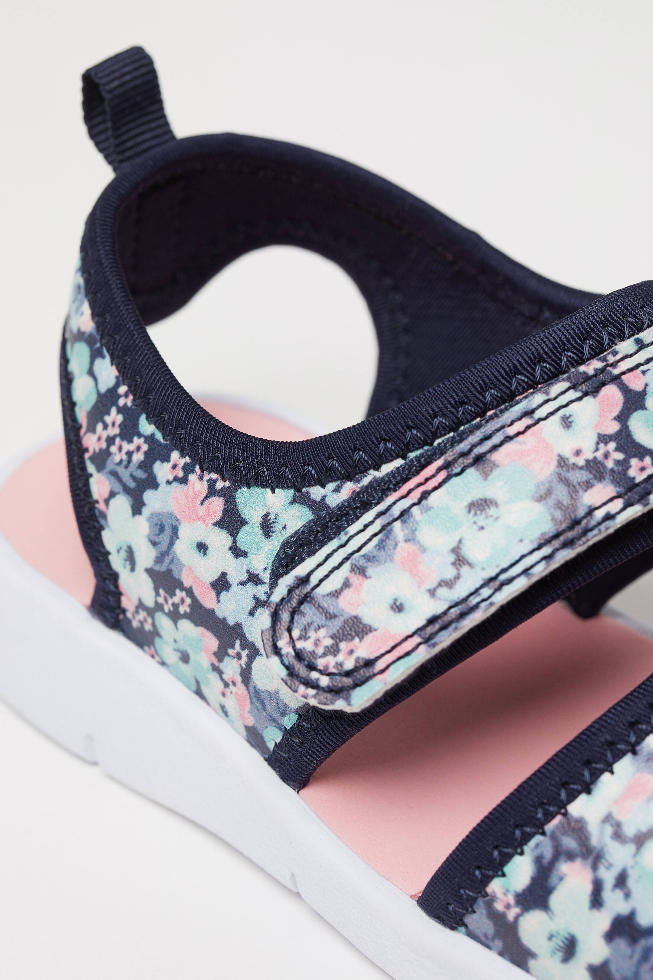 Größeres Bild ansehen: Sandalen - Dunkelblau/Geblümt - Kids | H&M DE 3