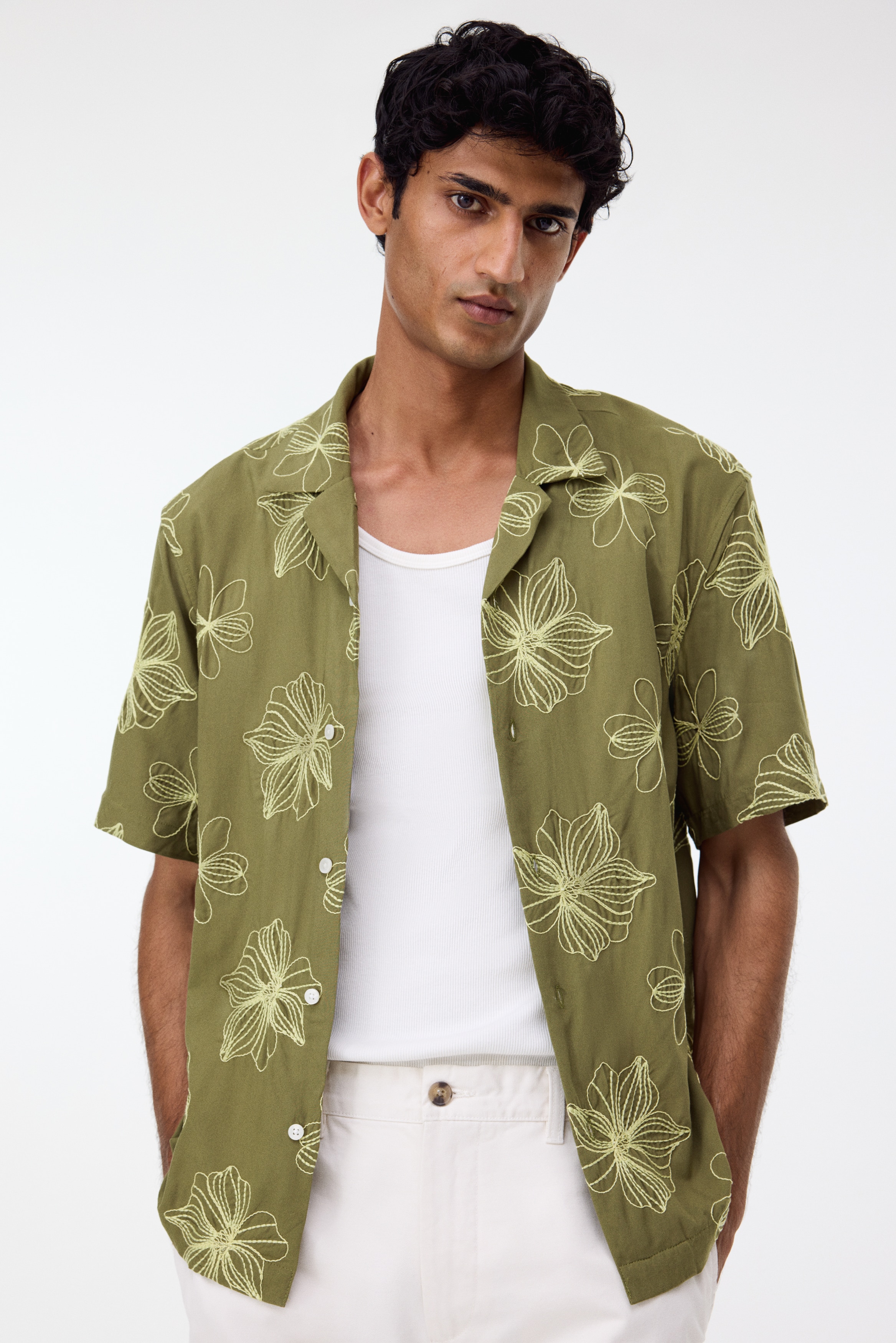 Regular Fit Embroidered resort shirt - Khaki green/Floral/White/Floral/Burgundy/Flowers