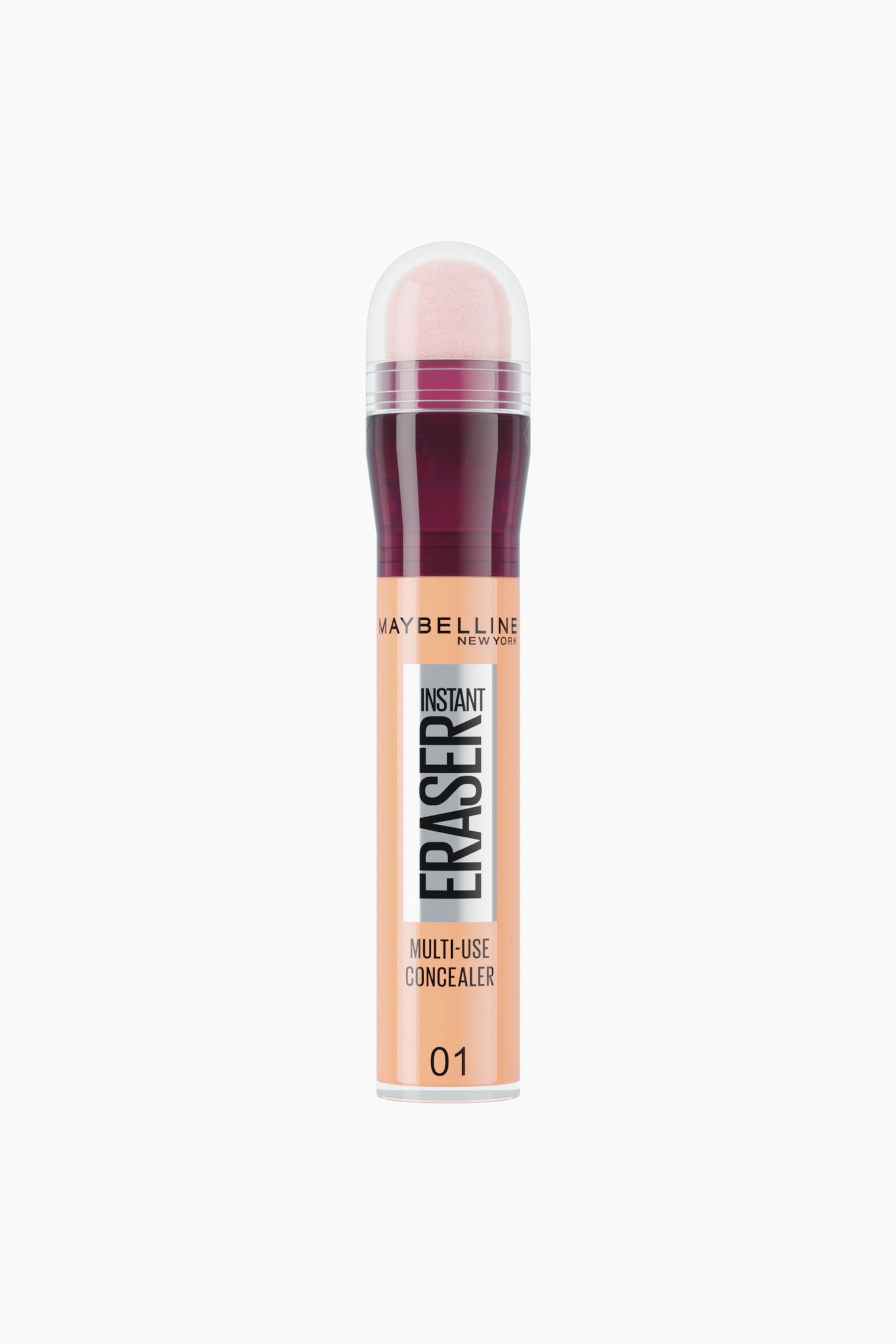 Se større billede: Maybelline Instant Eraser Multi-Use Concealer står oprejst i en frontvendt visning og viser en lysebeige flydende formel i et gennemsigtigt cylindrisk hylster. Produktet har en afrundet lyserød svampeapplikator under en transparent hætte, en gennemsigtig bordeauxfarvet hals og tydelig sort branding på forsiden.