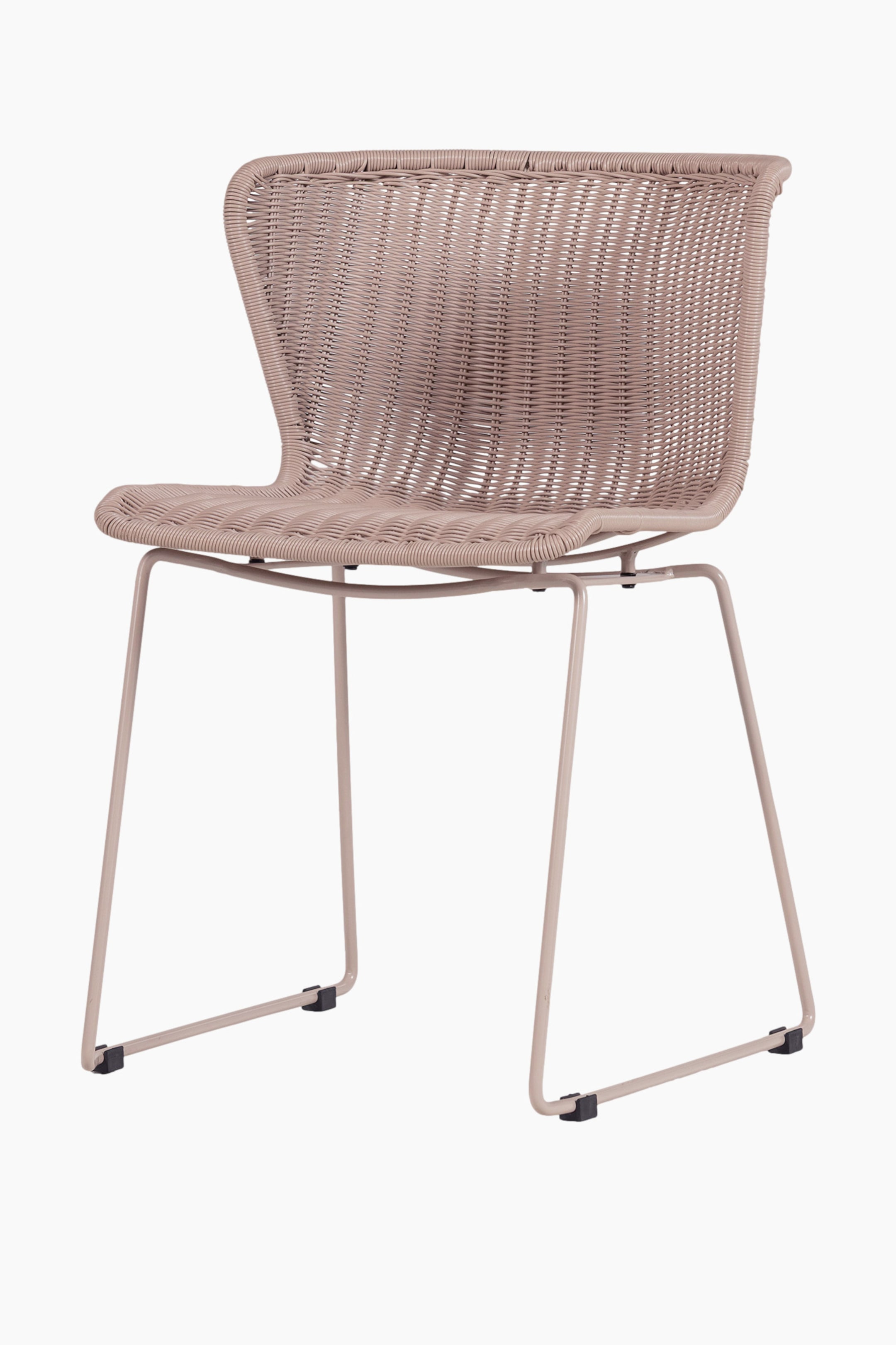 Größeres Bild anzeigen: Ein hellbrauner Stuhl präsentiert sein vorderes rechtes Viertel, mit einem geflochtenen Sitz und einer Rückenlehne. Er steht auf vier schlanken, schräg gestellten Metallbeinen, die farblich abgestimmt sind und mit schwarzen Kappen abschließen.