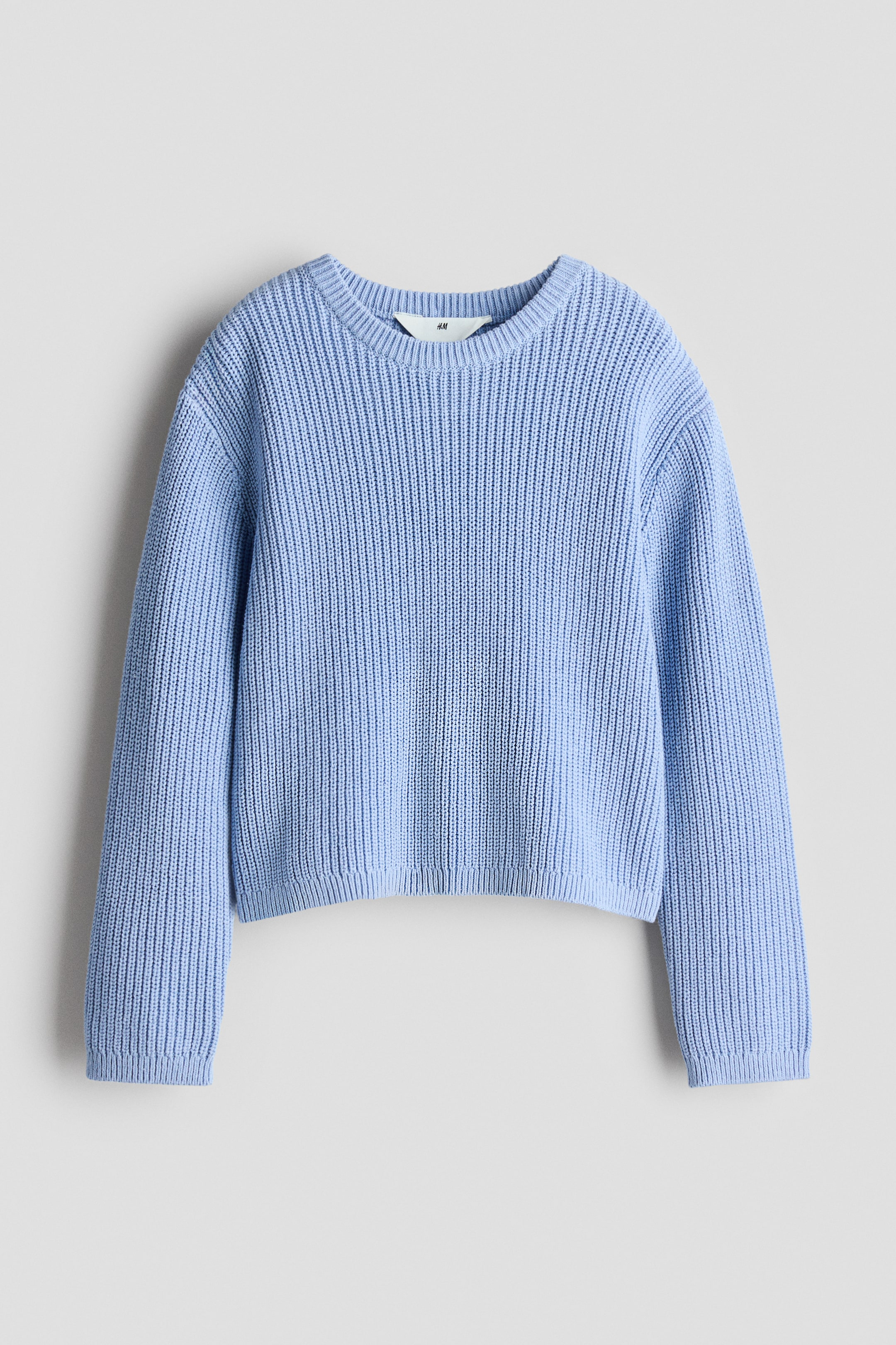 Agrandir l'image: Un pull bleu clair présente une texture en maille côtelée sur le devant. Il est doté d'un col rond, de manches longues et de poignets et ourlet côtelés.